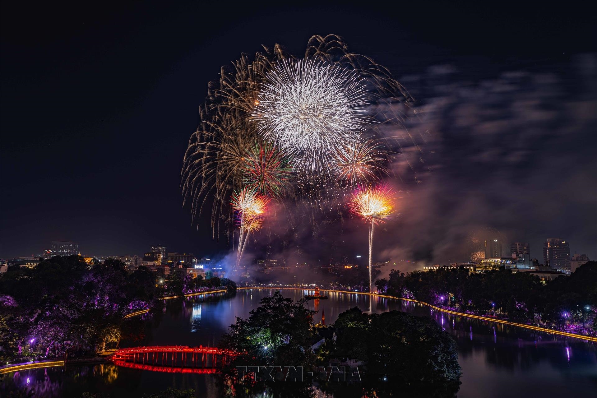 Hanoï resplendit sous les feux dartifice de la Fête nationale