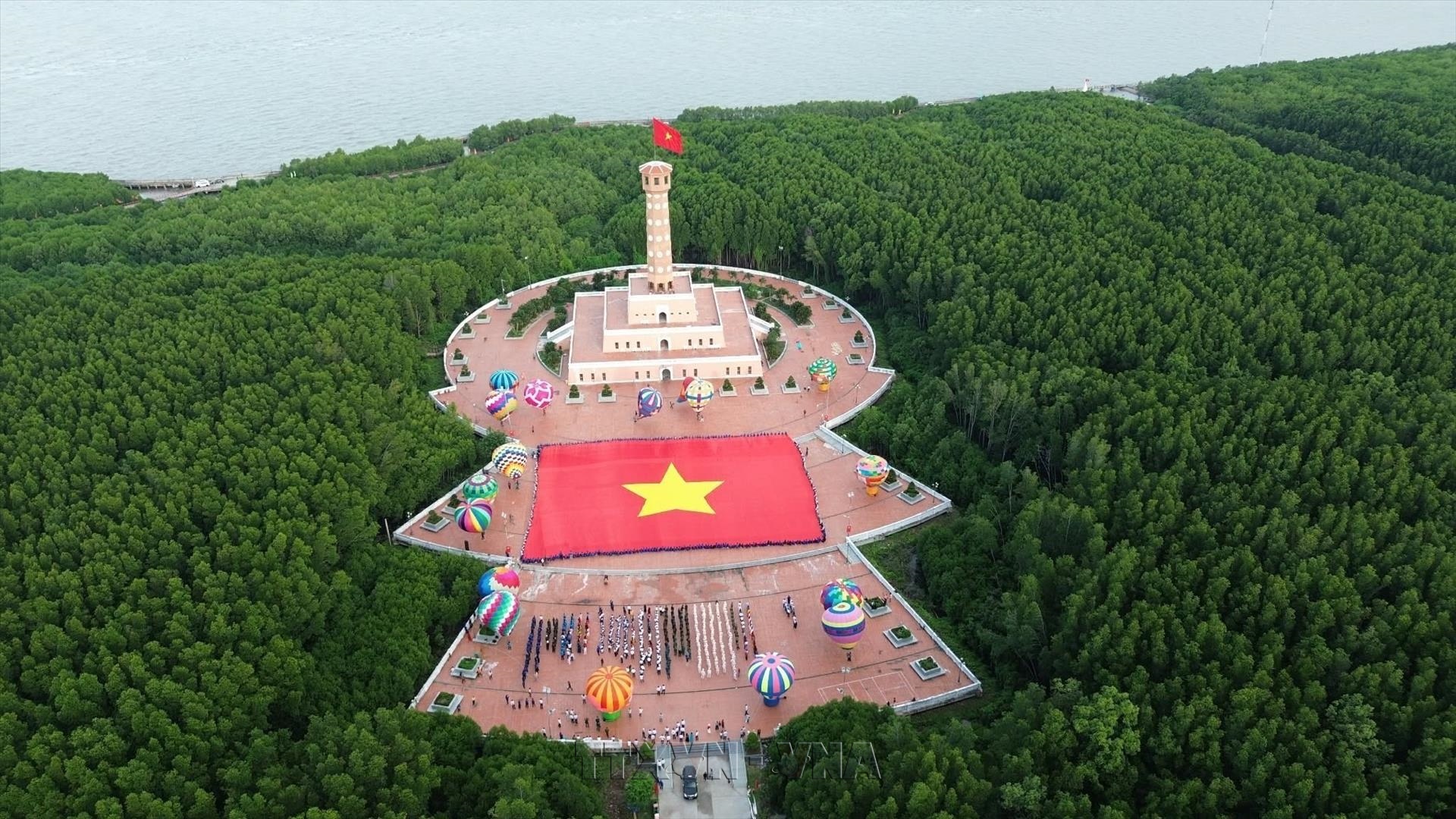 Lễ chào cờ đặc biệt ở Đất Mũi
