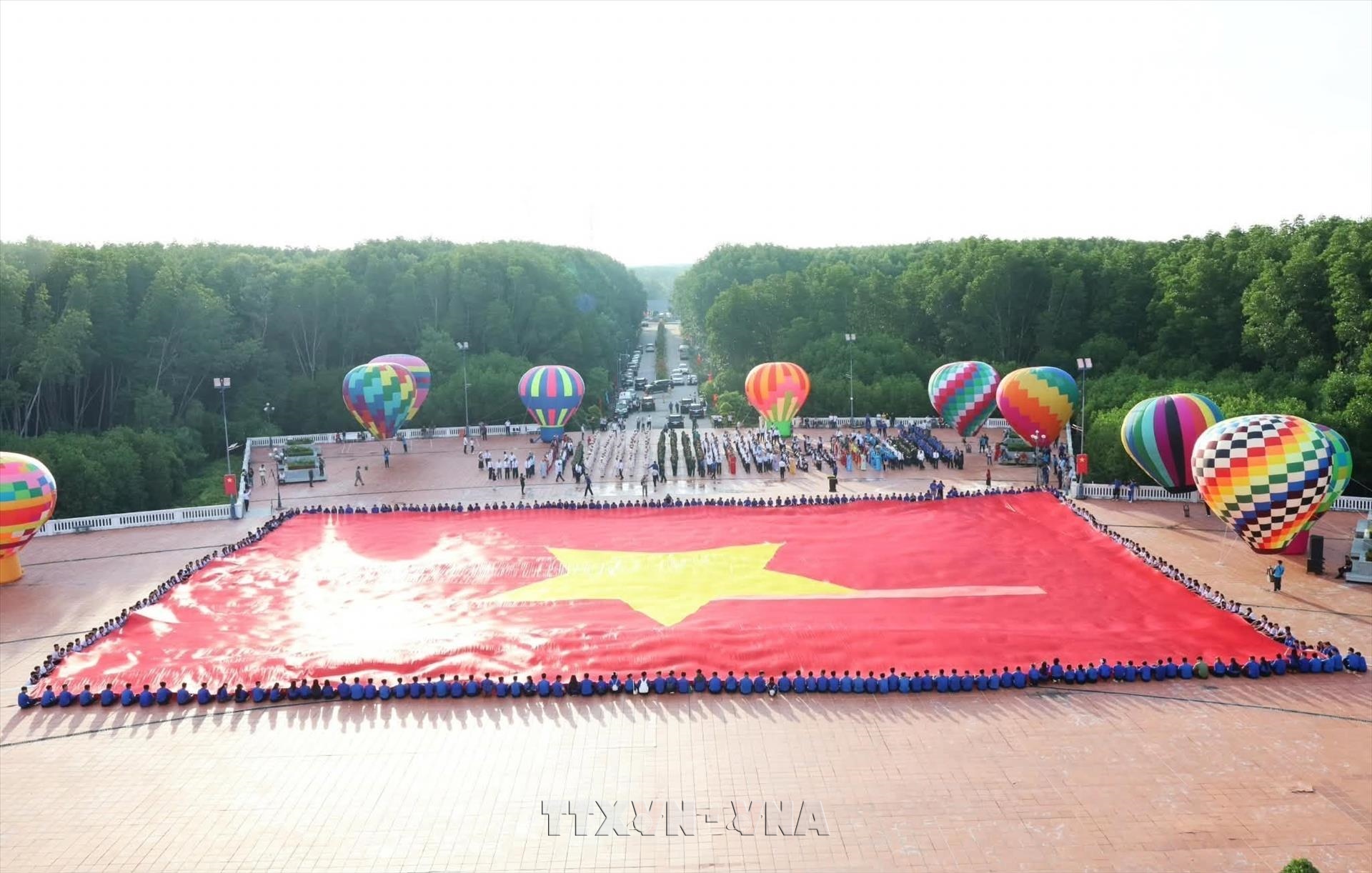 Ca Mau célèbre la Fête nationale avec le plus grand drapeau national en tissu du Vietnam