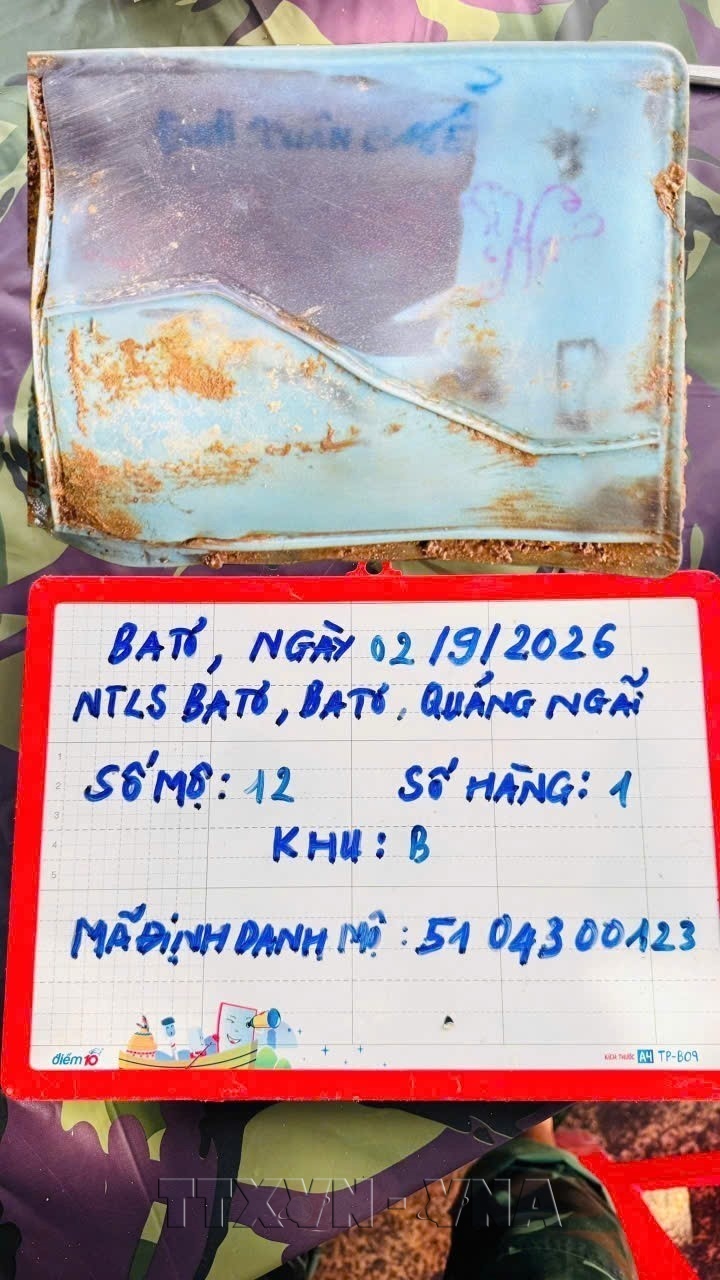Quảng Ngãi: Tìm thấy album có ảnh chân dung và ví da tên Đinh Xuân Mễ trong mộ liệt sĩ