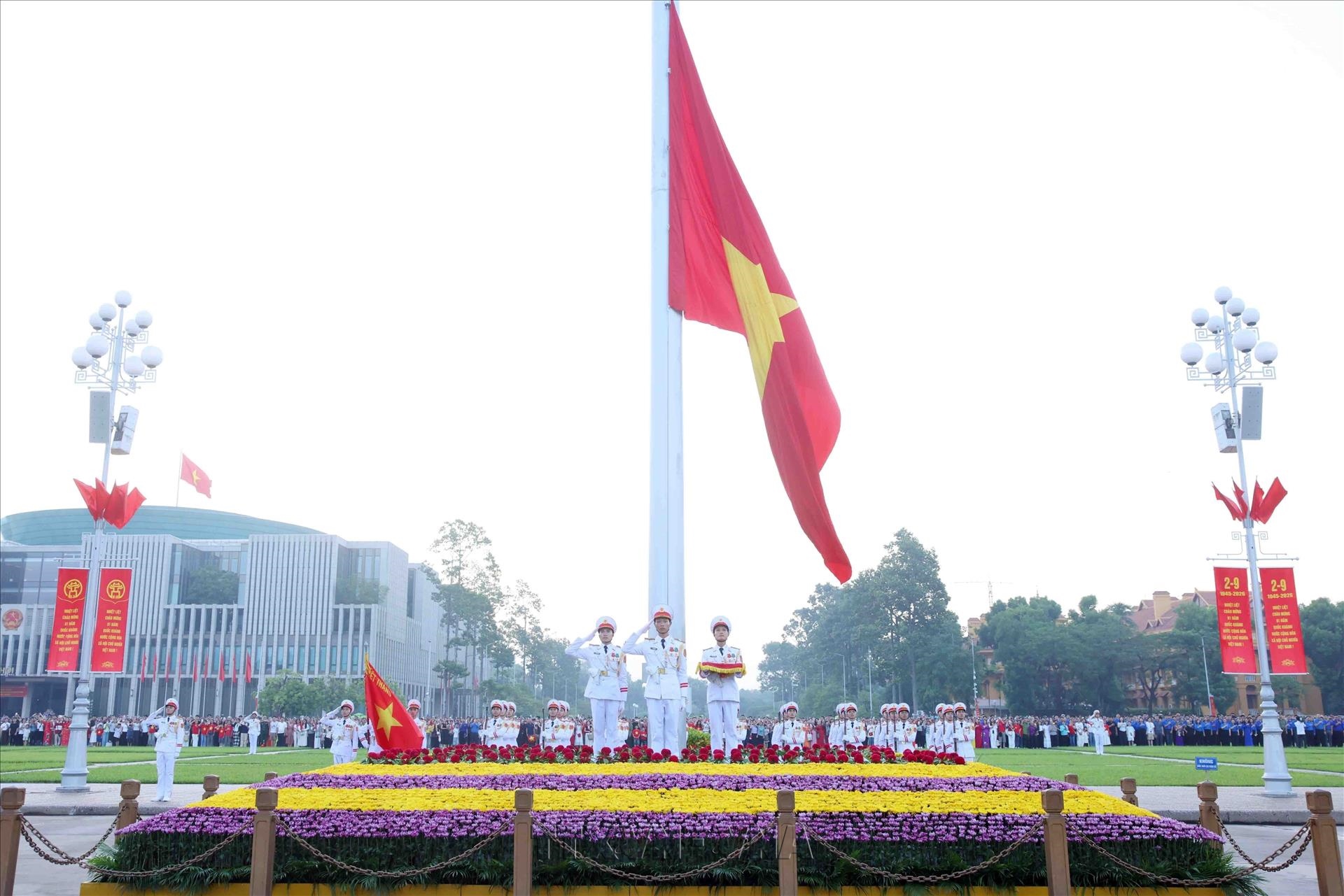 Solemne ceremonia de izamiento de la bandera en la plaza Ba Dinh con motivo del Día Nacional