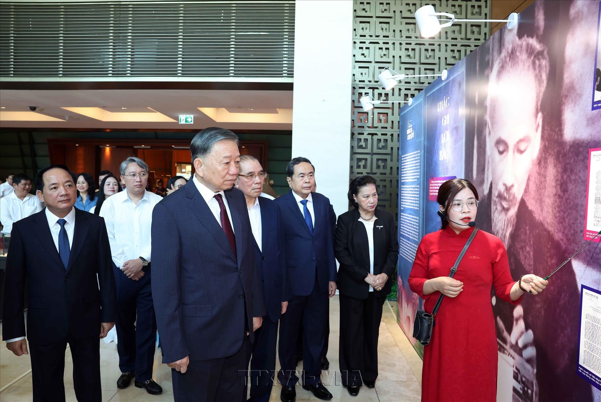 Tổng Bí thư, Chủ tịch nước Tô Lâm cùng lãnh đạo Đảng, Nhà nước tham quan triển lãm Những tấm gương bình dị mà cao quý