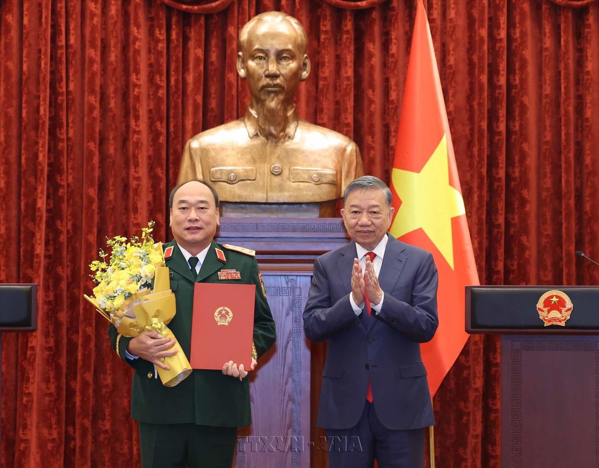 Tổng Bí thư, Chủ tịch nước Tô Lâm trao Quyết định thăng Quân hàm Thượng tướng cho Phó Tổng Tham mưu trưởng Quân đội nhân dân Việt Nam Lê Quang Đạo