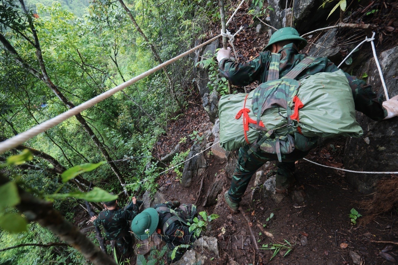 Băng rừng, bạt núi đưa các anh hùng trở về