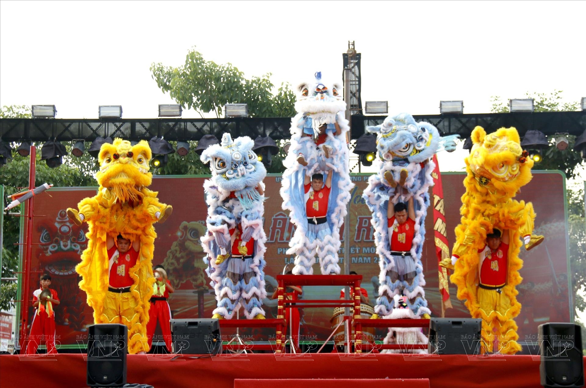 Sôi động Liên hoan Lân Sư Rồng ở Phan Thiết