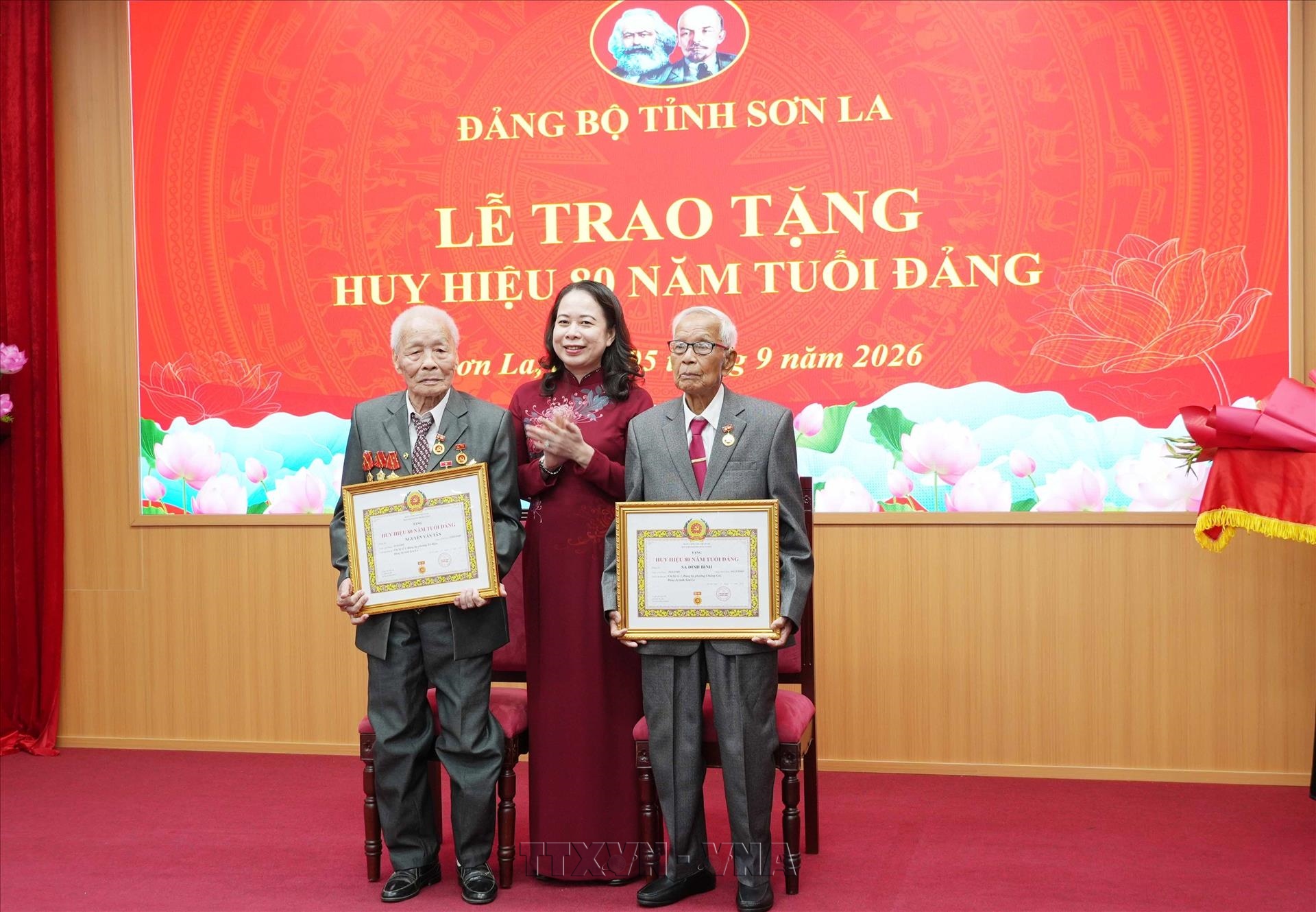 Phó Chủ tịch nước Võ Thị Ánh Xuân trao tặng Huy hiệu 80 năm tuổi Đảng tại Sơn La