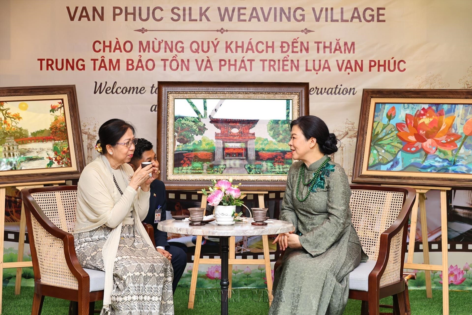 Phu nhân Tổng Bí thư, Chủ tịch nước Tô Lâm và Phu nhân Tổng thống Myanmar thăm làng lụa Vạn Phúc