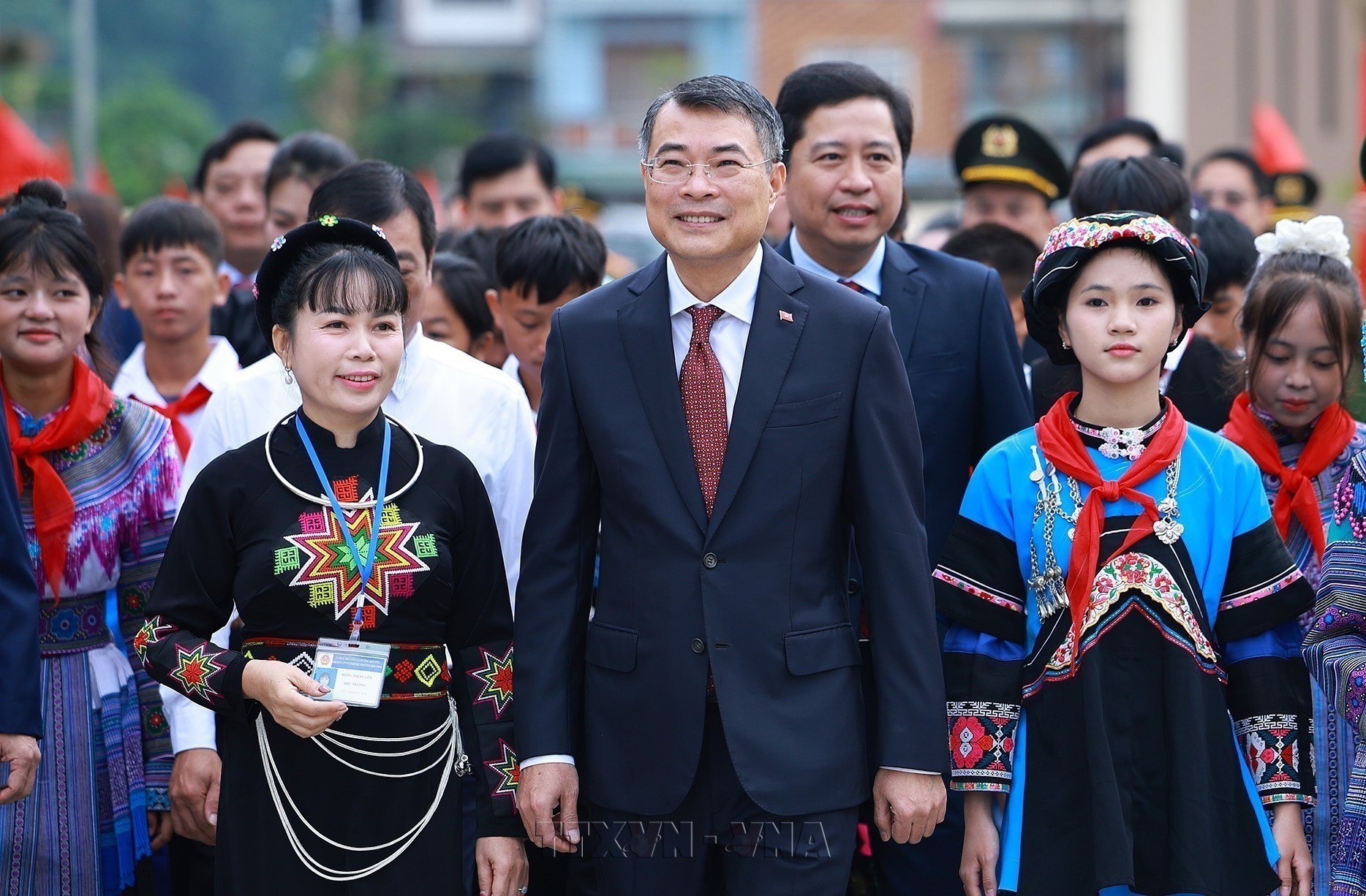 Thủ tướng dự Lễ khai giảng năm học mới tại Trường Phổ thông nội trú liên cấp Mường Khương (Lào Cai)
