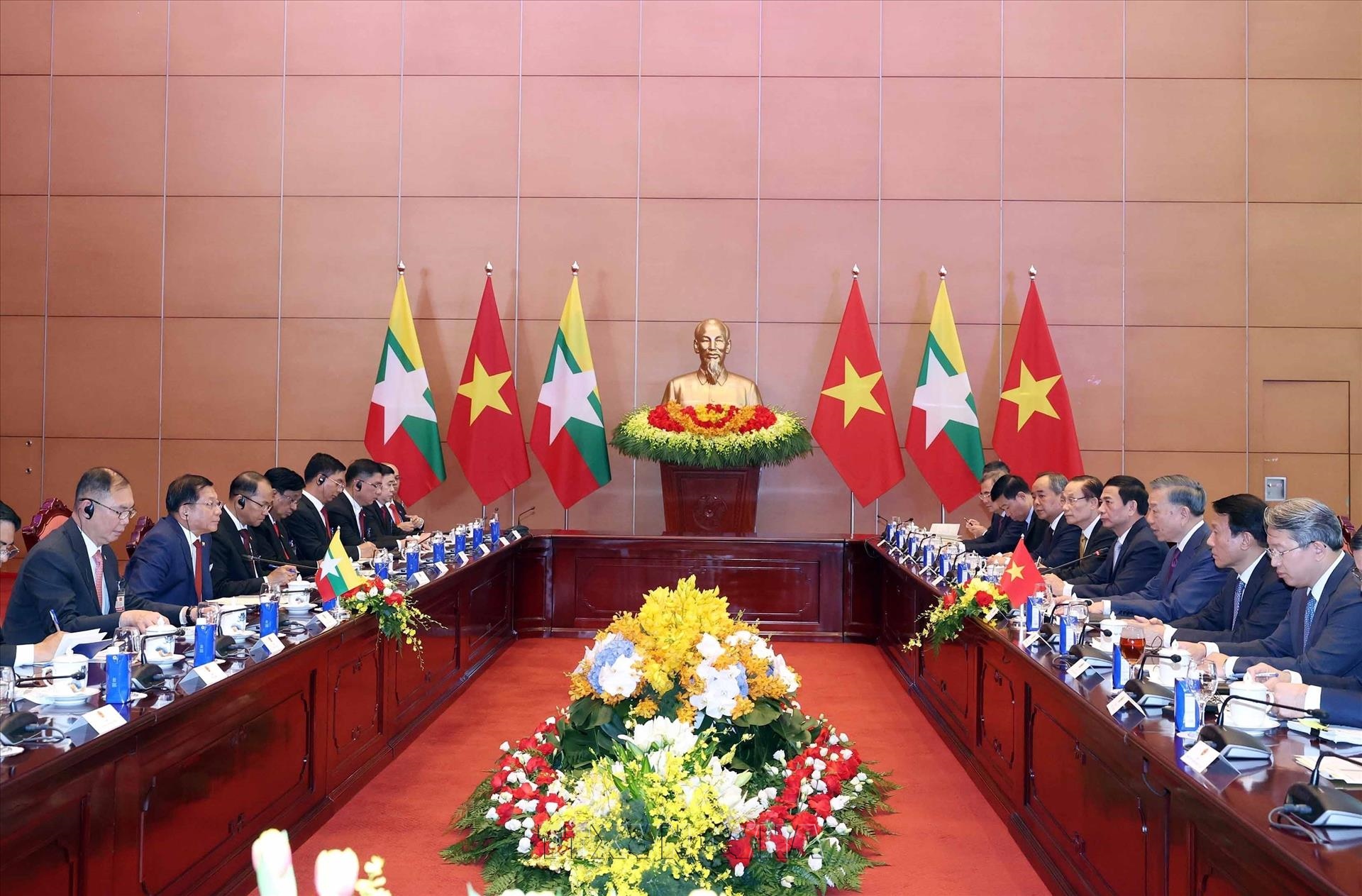 អគ្គលេខាបក្ស ប្រធានរដ្ឋវៀតណាមលោក តូ ឡឹម ជួបពិភាក្សាការងារជាមួយប្រធានាធិបតីមីយ៉ាន់ម៉ា លោក មីន អ៊ុងលាំង