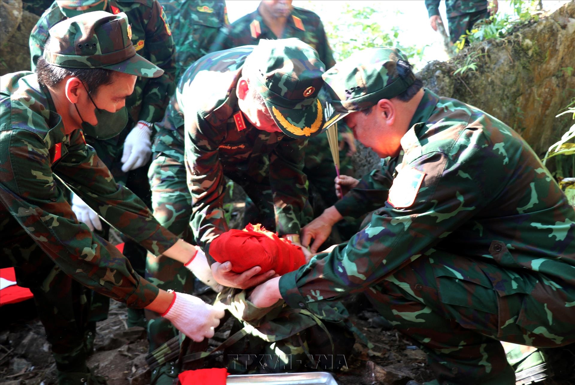Tuyên Quang: Miệt mài tìm đồng đội trên từng tấc đất điểm cao 685