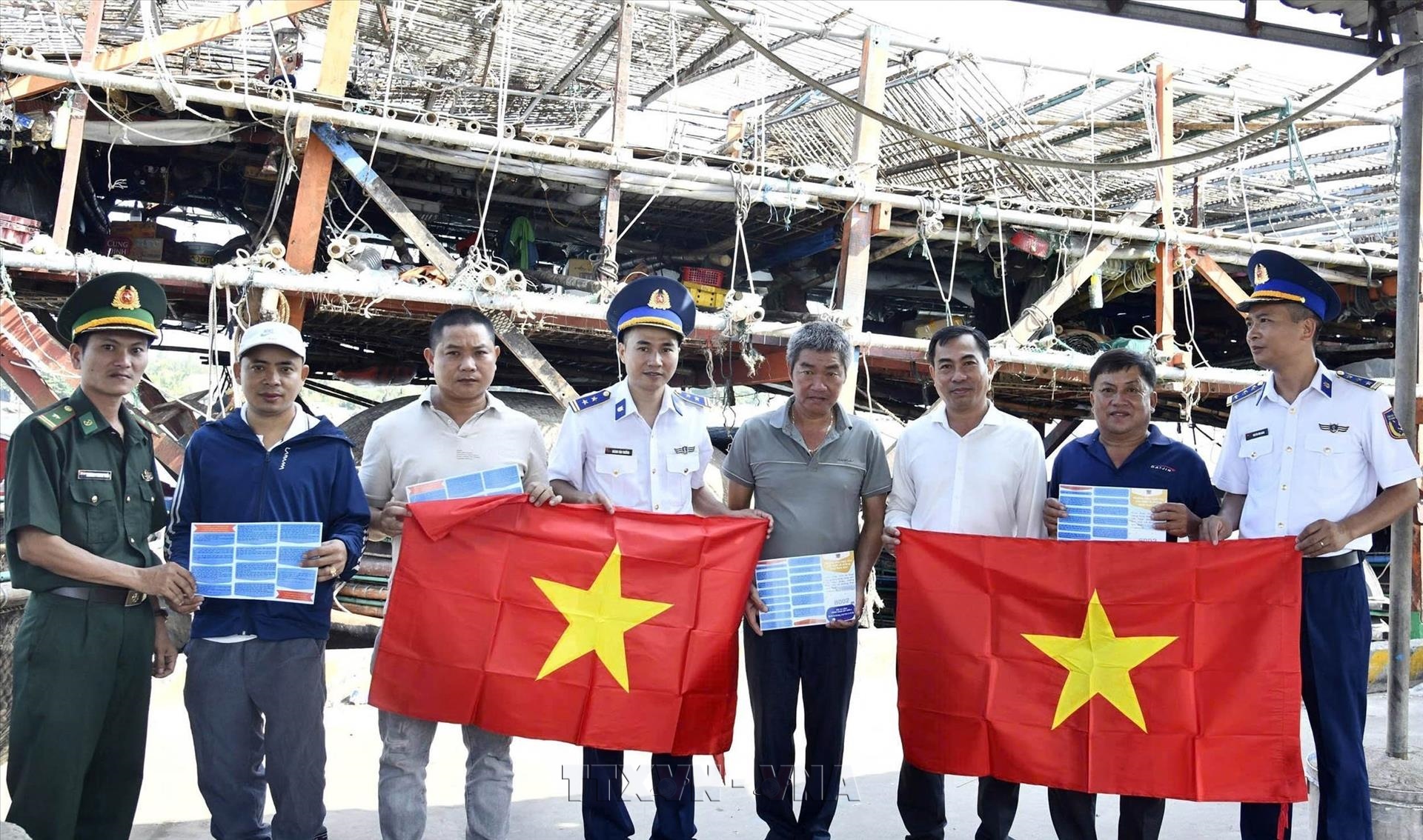 Đến tận tàu, tận nhà ngư dân để tuyên truyền chống khai thác IUU