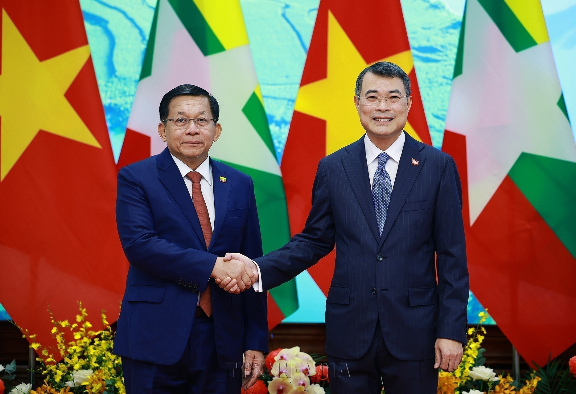 PM Le Minh Hung meets with Myanmar President