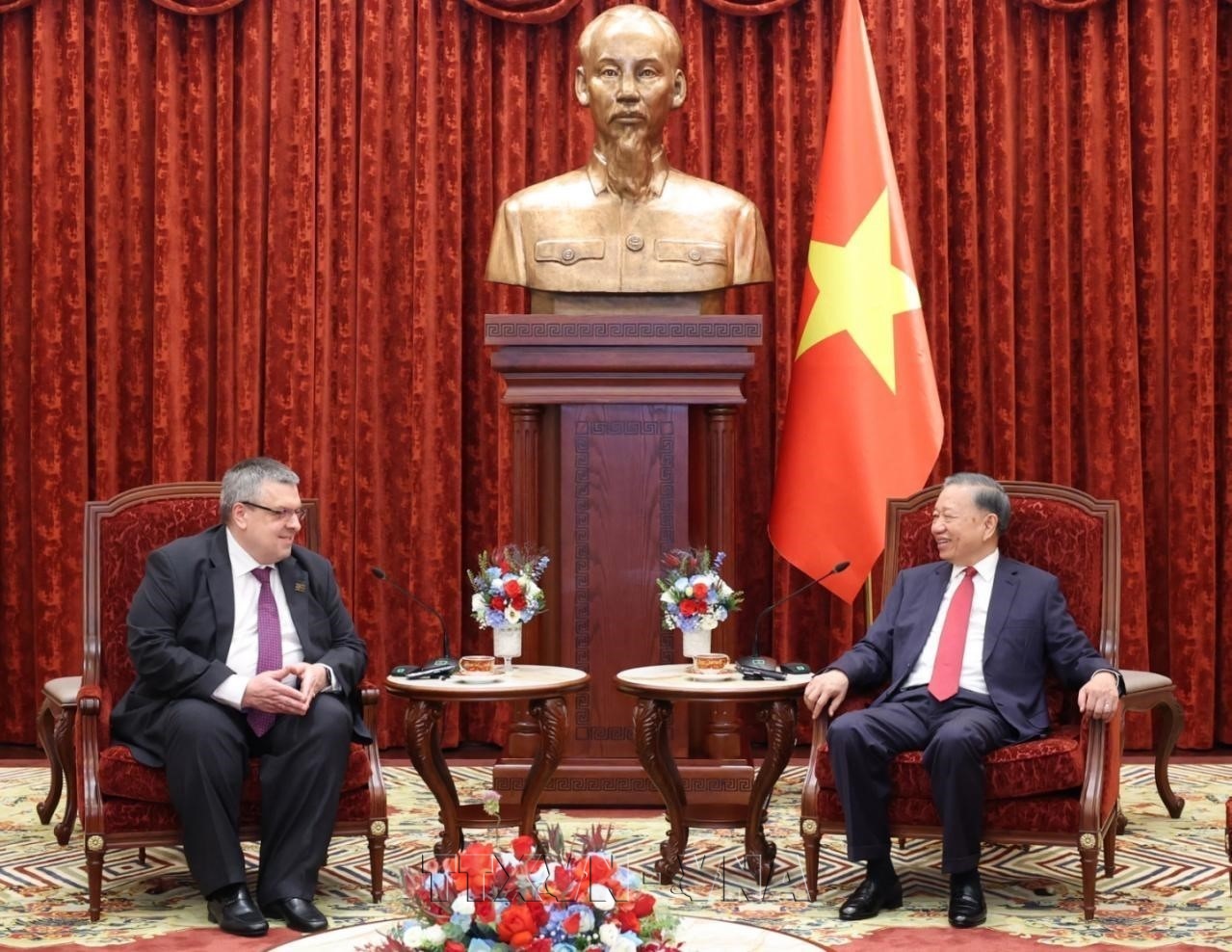 ភាពជាដៃគូយុទ្ធសាស្ត្រគ្រប់ជ្រុងជ្រោយរវាងវៀតណាមនិងសហព័ន្ធរុស្ស៊ី គឺជាជម្រើសយុទ្ធសាស្ត្រមួយក្នុងគោលនយោបាយកិច្ចការបរទេសរបស់វៀតណាម