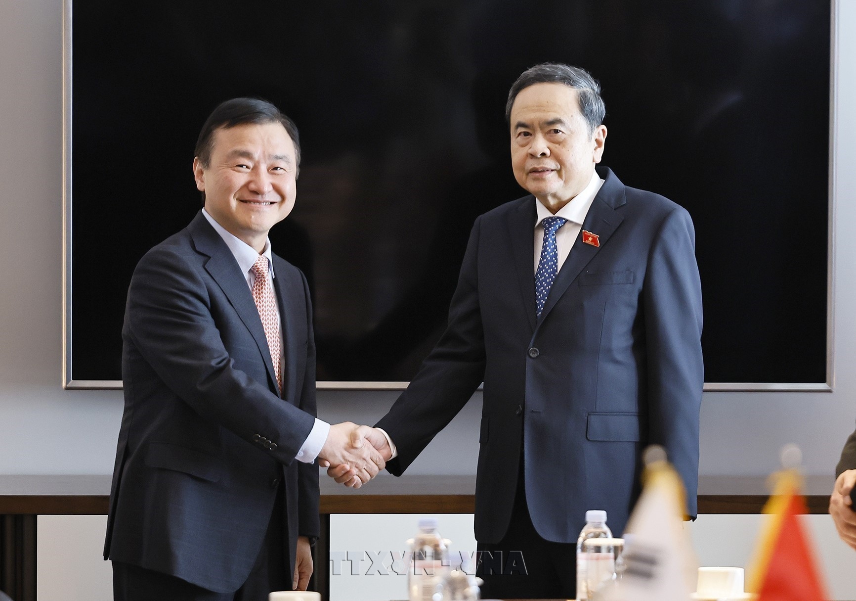 Presidente del Parlamento vietnamita recibe a directivos de corporaciones surcoreanas