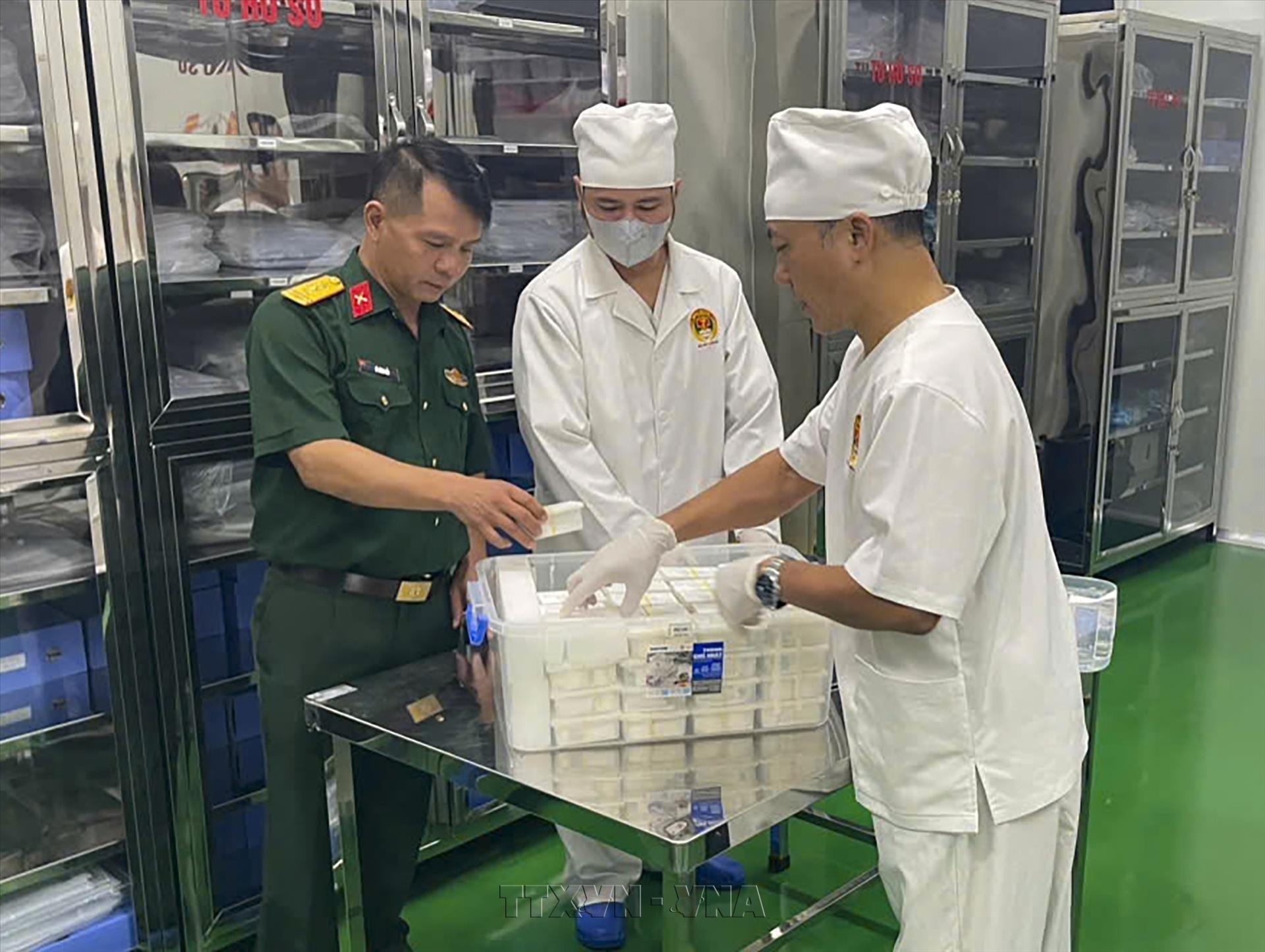 Hoàn thành bàn giao mẫu hài cốt liệt sĩ lấy tại các nghĩa trang