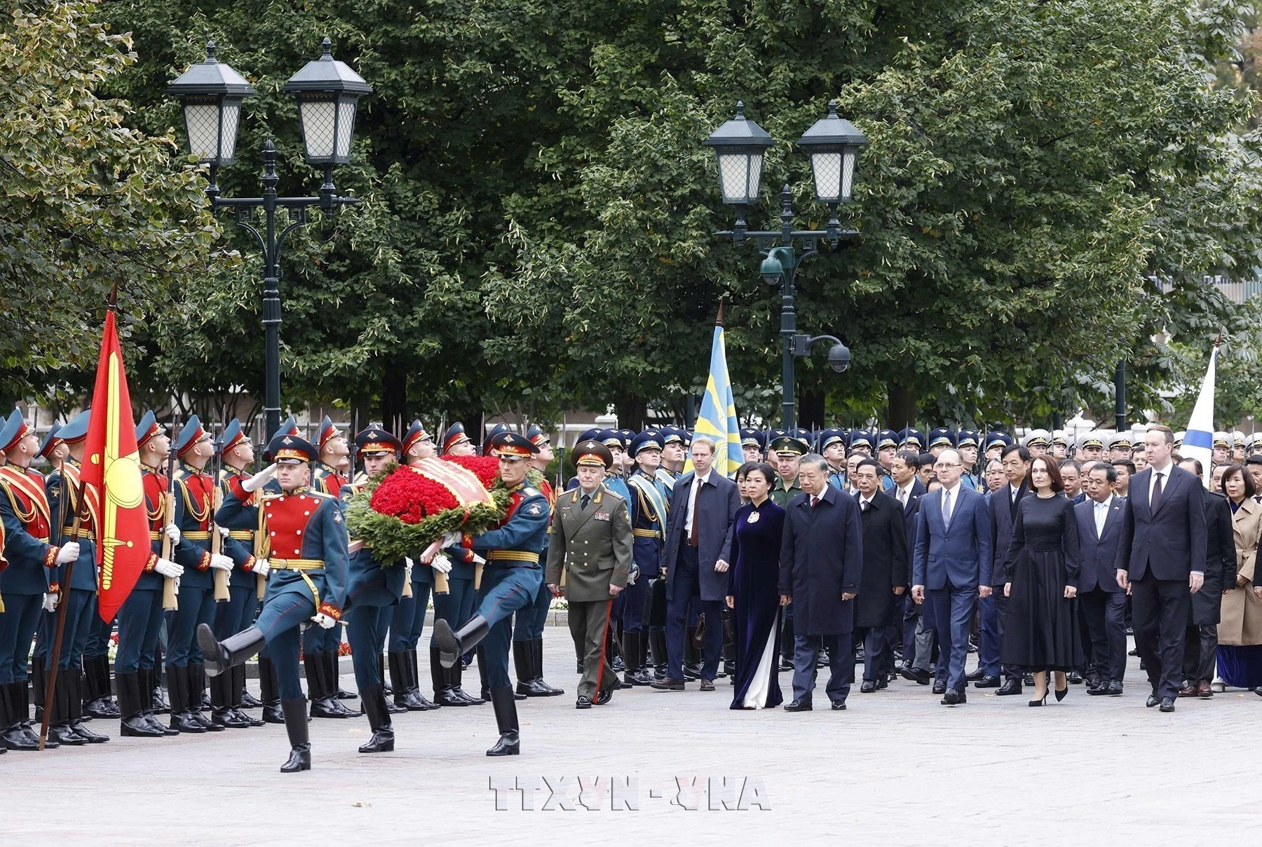 Генсек, Президент То Лам возложил цветы к памятнику Президенту Хо Ши Мину и Могиле Неизвестного Солдата в Российской Федерации