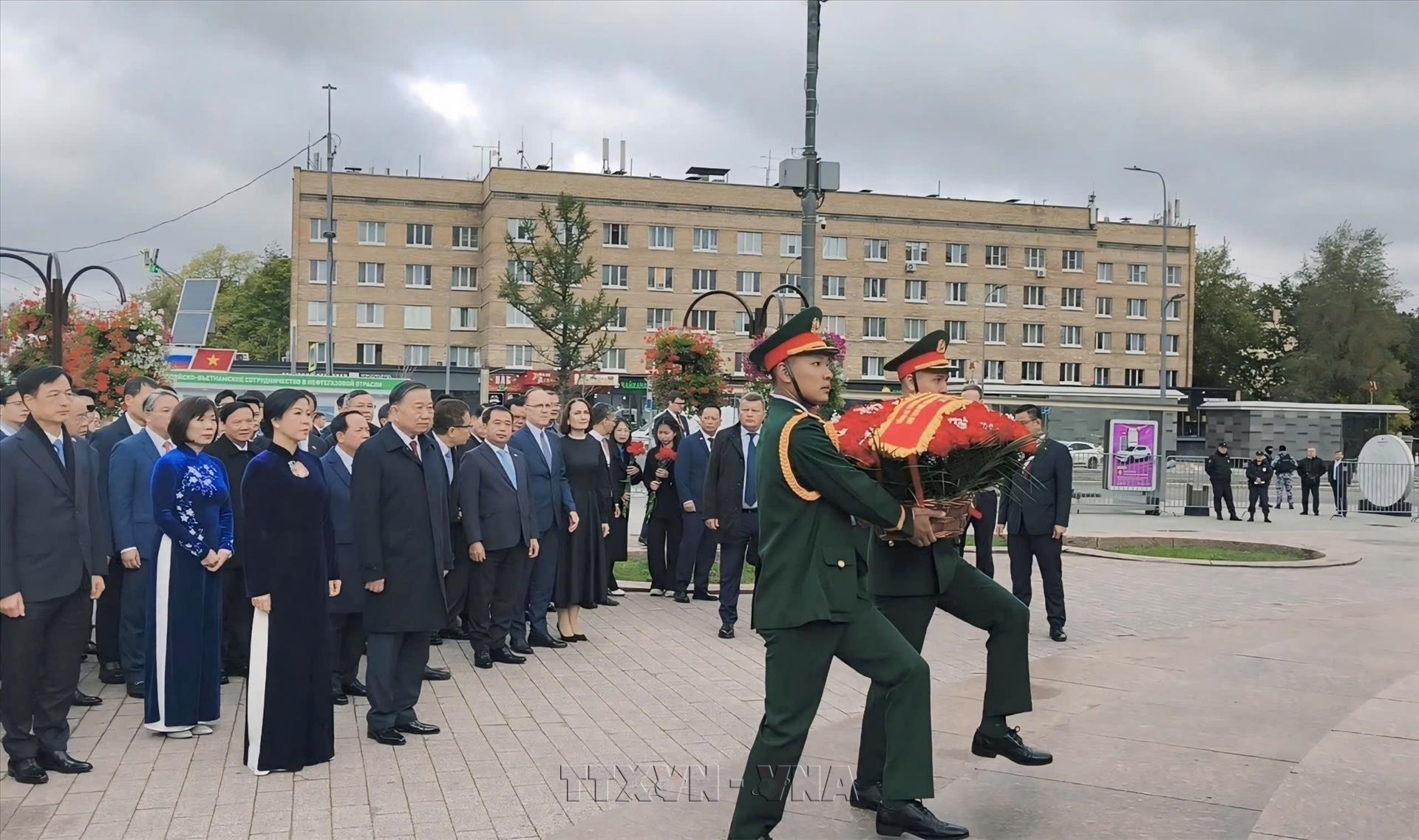 越共中央总书记、国家主席苏林在胡志明主席雕像和无名烈士墓前敬献鲜花