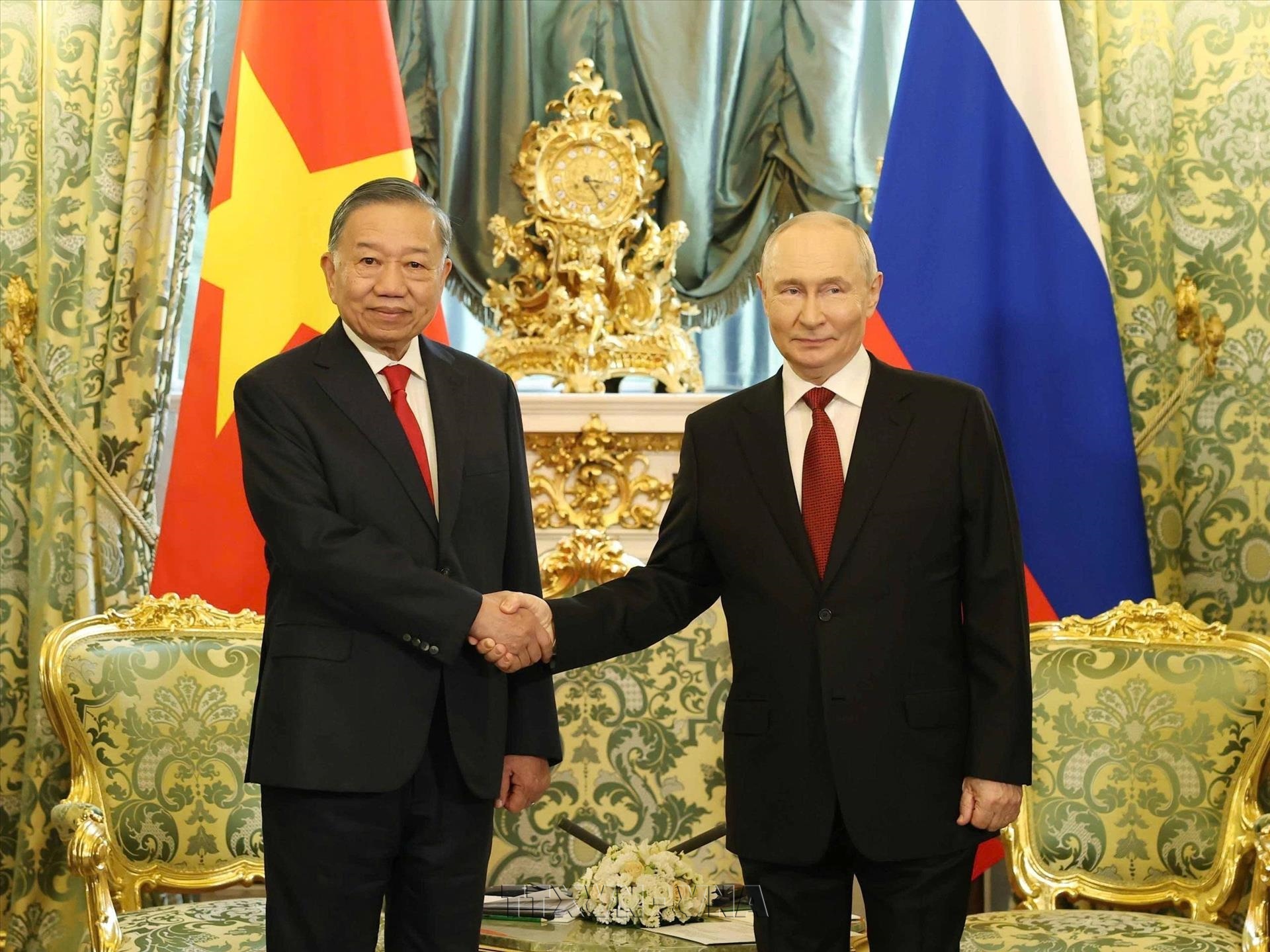 Russian President chairs welcome ceremony for top Vietnamese leader