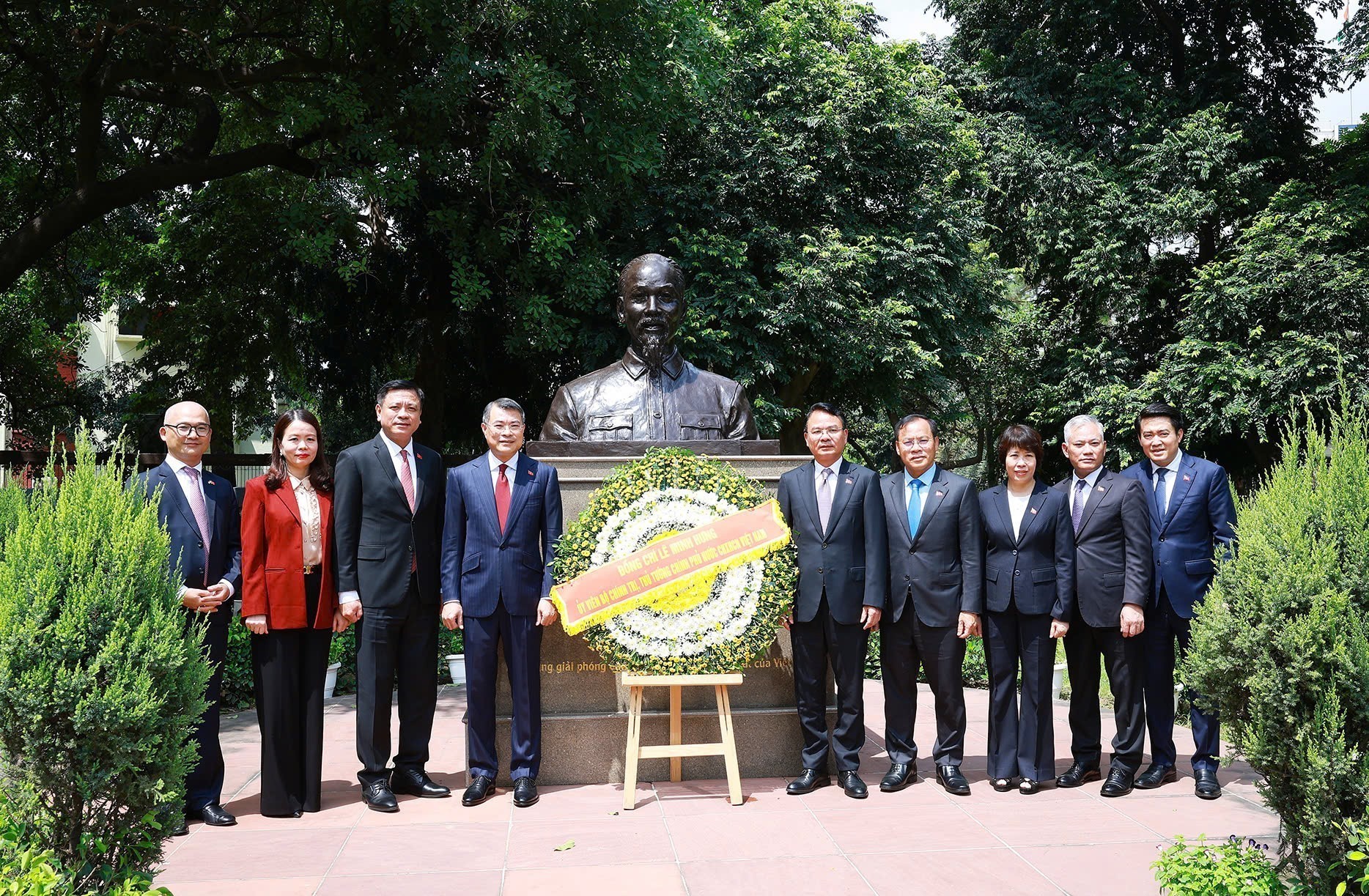 Le Premier ministre Le Minh Hung rend hommage au Président Ho Chi Minh à New Delhi