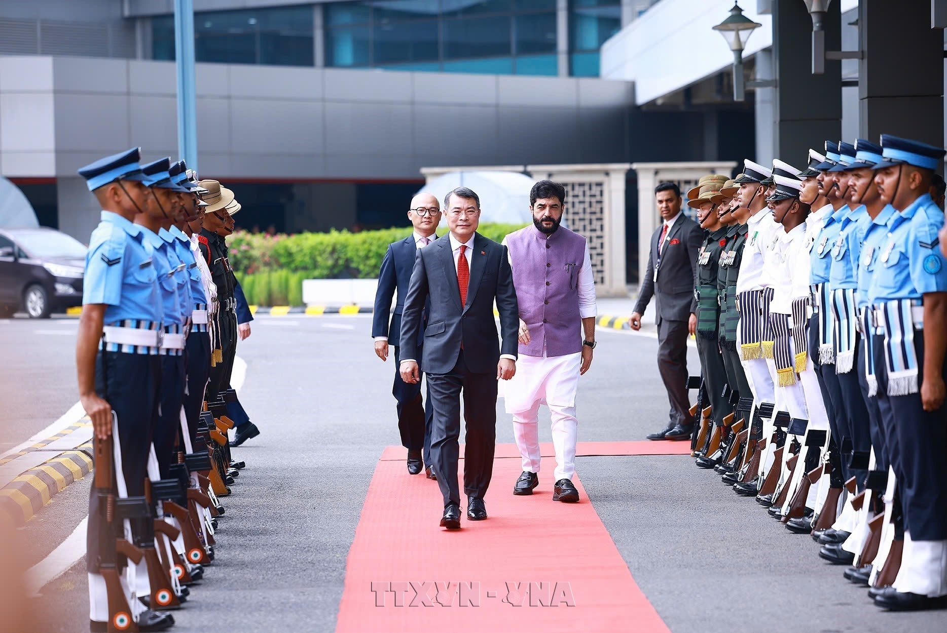 Le Premier ministre Le Minh Hung arrive en Inde pour participer au Sommet des BRICS