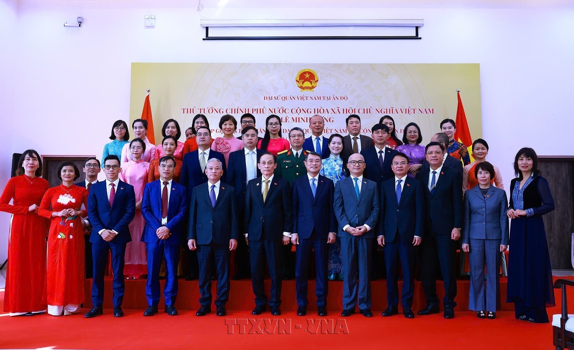 Thủ tướng Lê Minh Hưng gặp gỡ cán bộ, nhân viên các cơ quan đại diện Việt Nam tại Ấn Độ