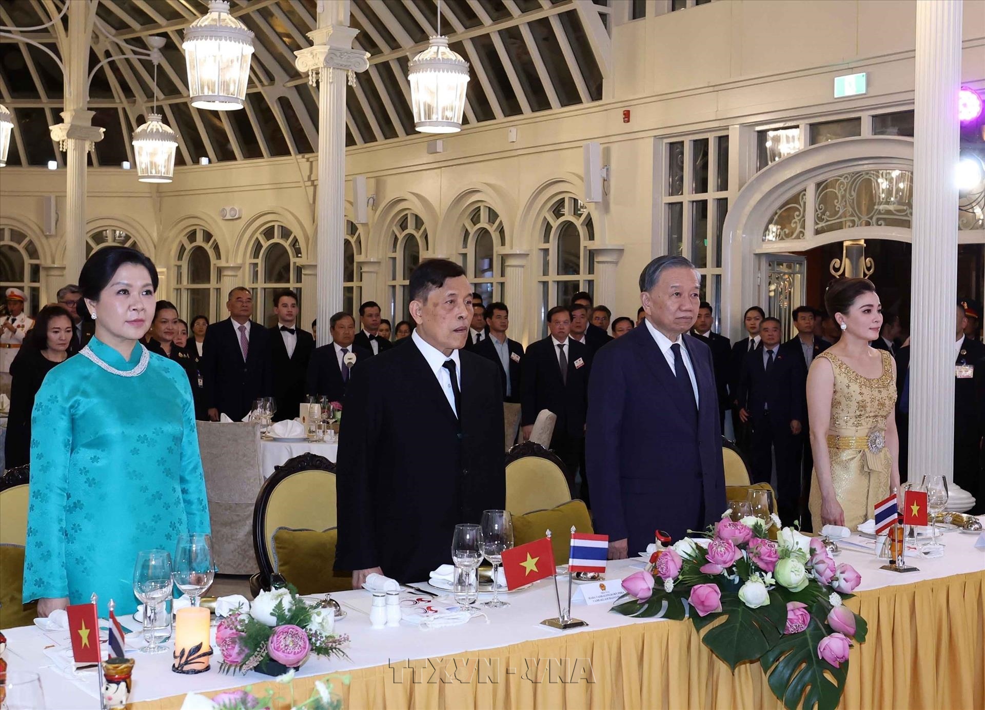 Le dirigeant To Lam offre un banquet en lhonneur du Roi et de la Reine de Thaïlande