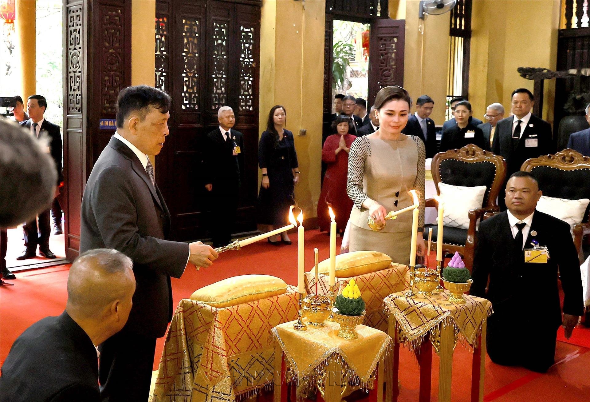 Rey y Reina de Tailandia visitan la pagoda Quan Su y participan en una ceremonia de oración por la paz