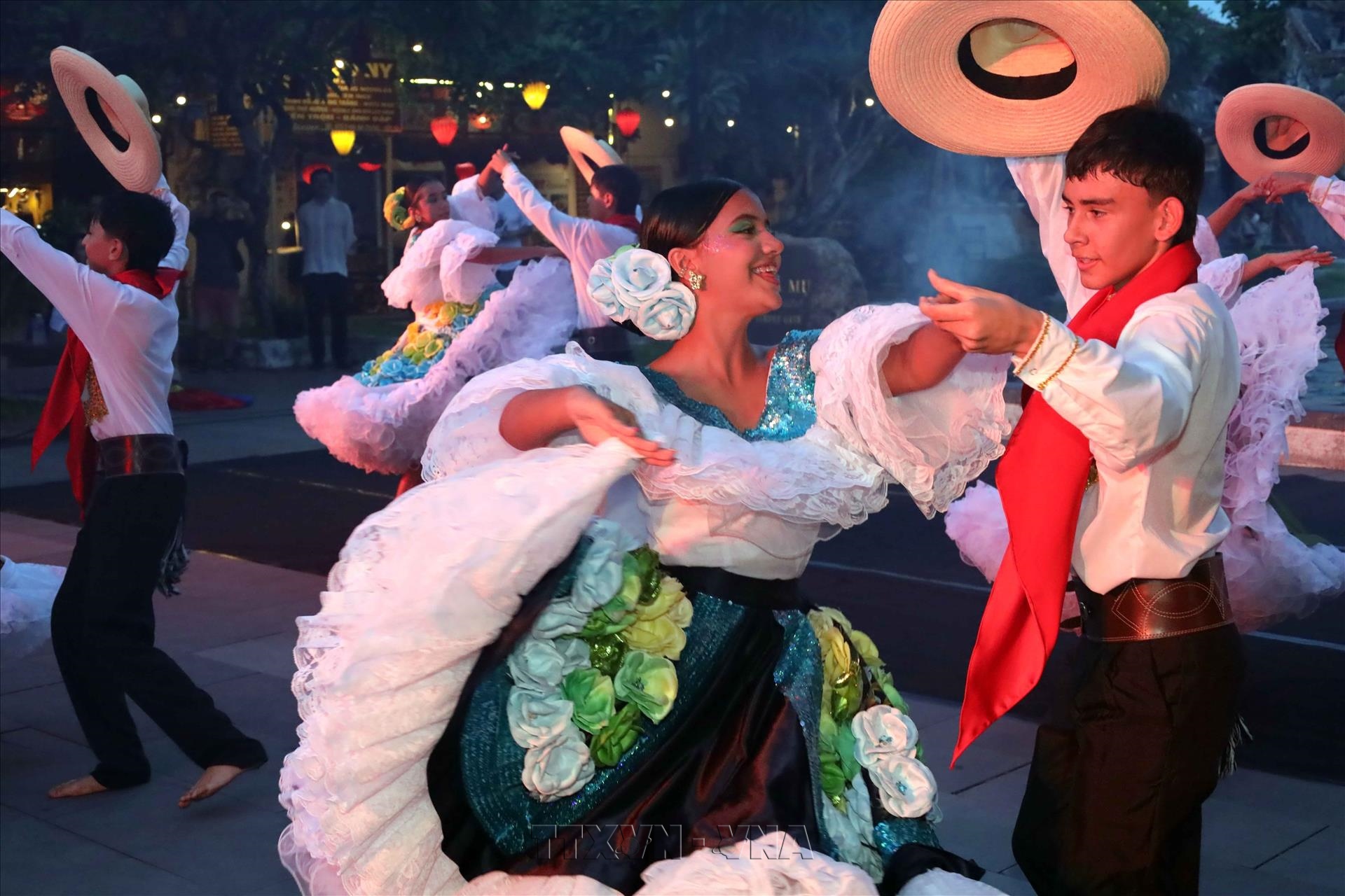 Artistic Exchange Strengthens Vietnam-Colombia Friendship