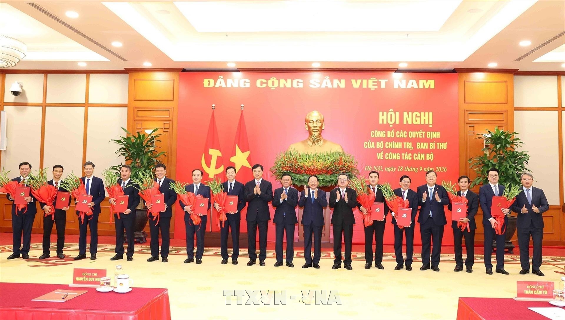 Hội nghị công bố 12 quyết định của Bộ Chính trị, Ban Bí thư về công tác cán bộ
