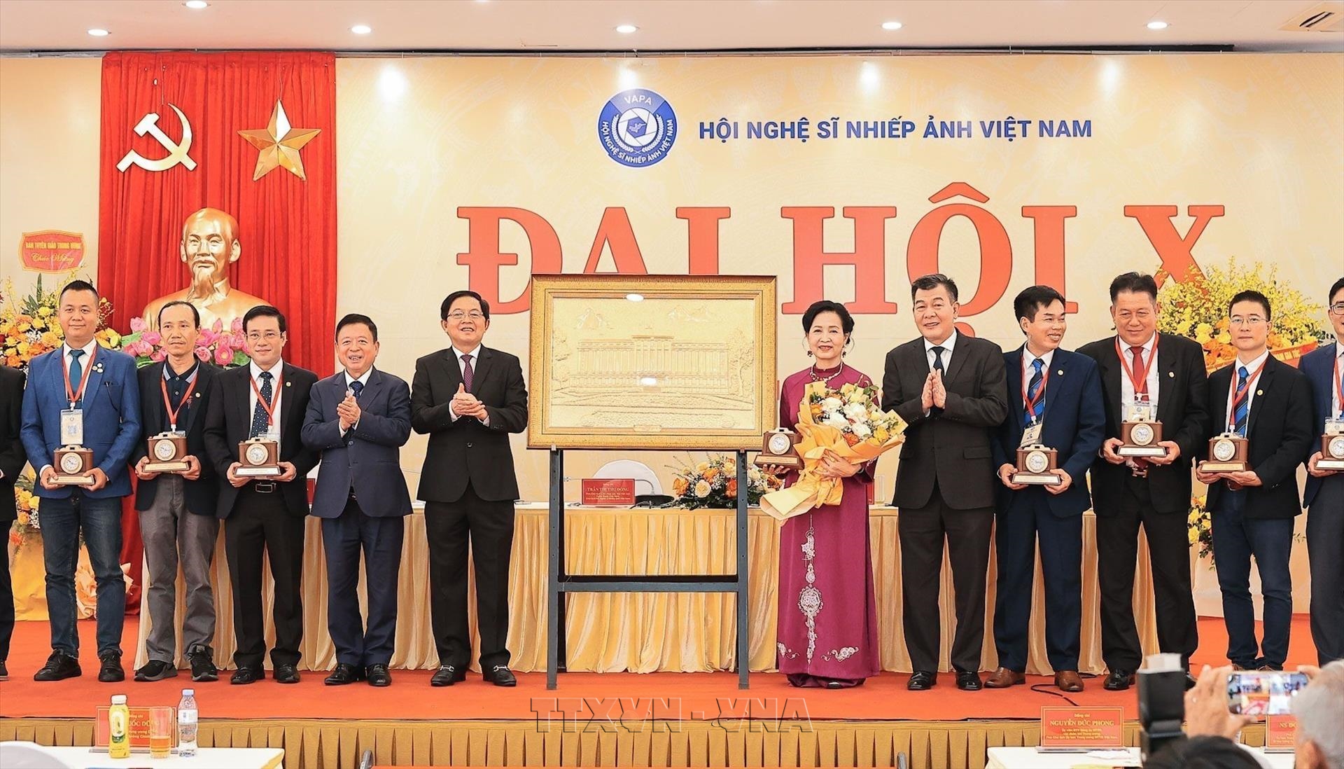 Bà Trần Thị Thu Đông tái đắc cử Chủ tịch Hội Nghệ sĩ Nhiếp ảnh Việt Nam lần thứ X