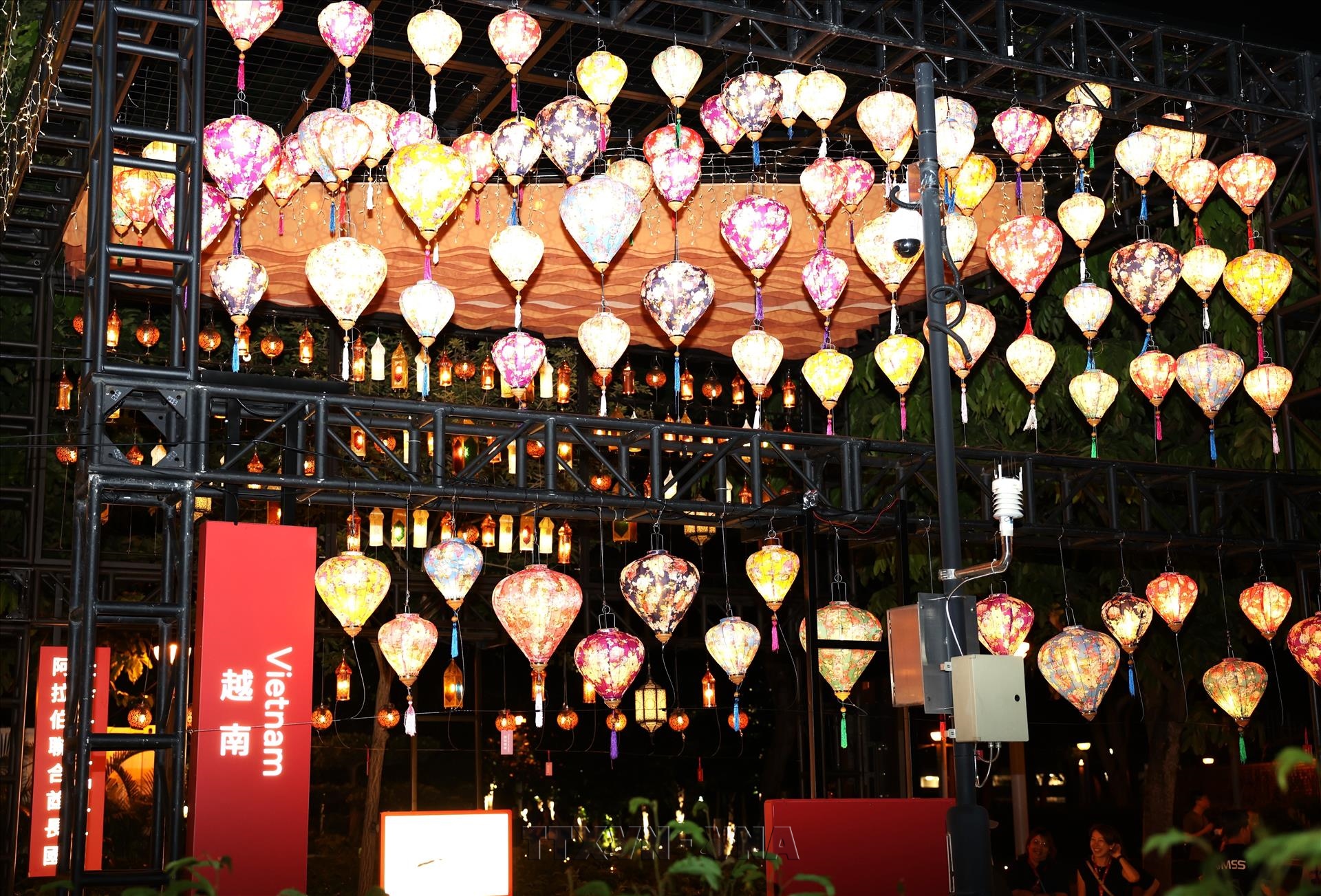 Les lanternes de Hôi An illuminent la Fête internationale de la mi-automne à Hong Kong (Chine)