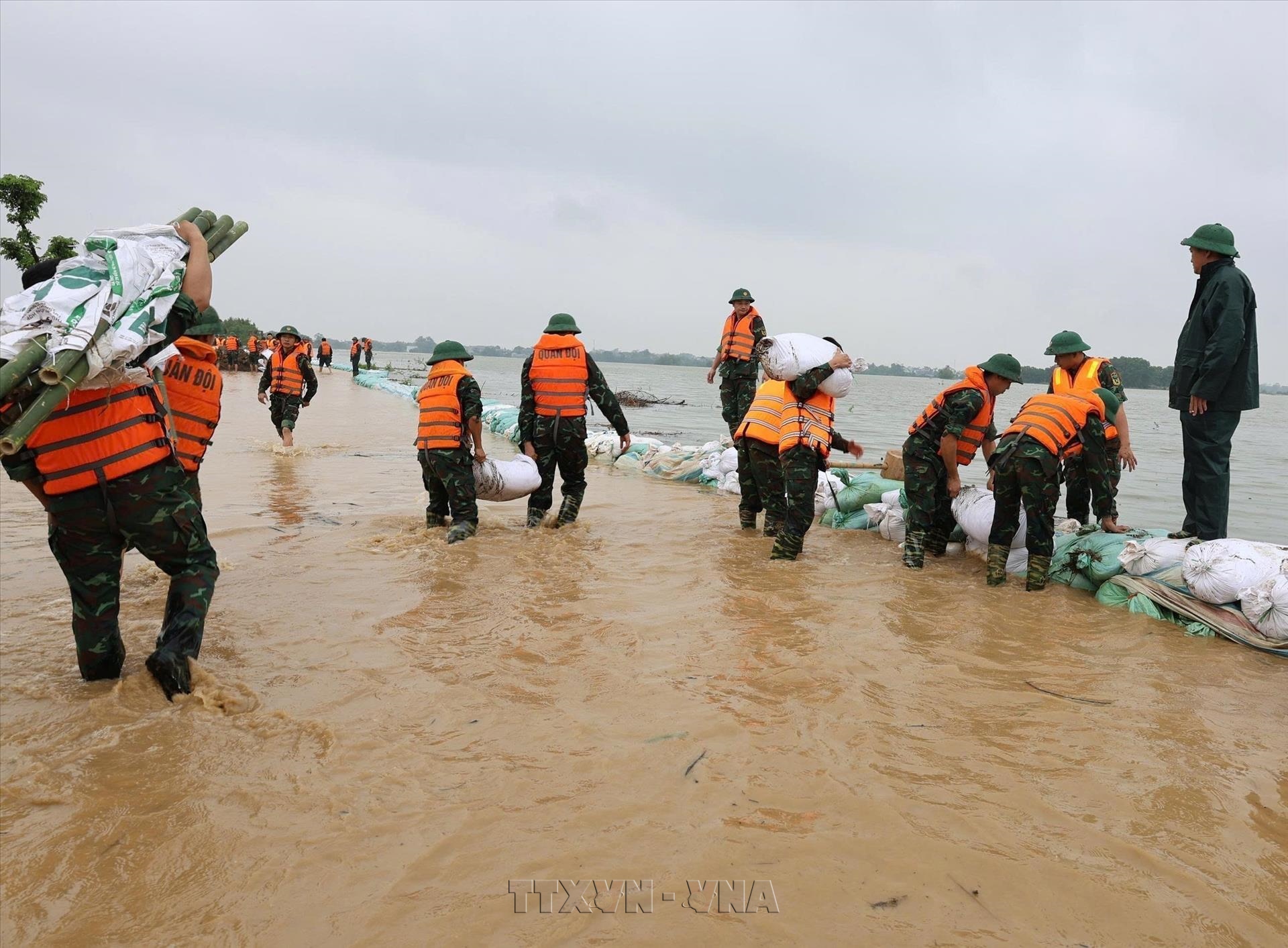 Government leader directs proactive response to, recovery from floods