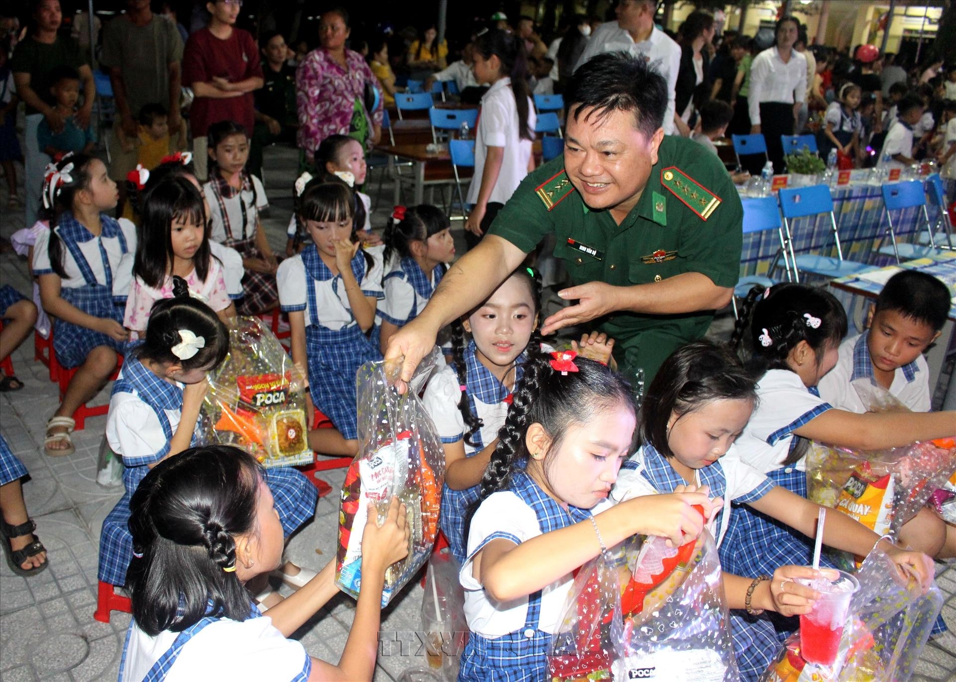 Mang Trung thu đến sớm cho trẻ em vùng biên giới, hải đảo và bệnh nhi