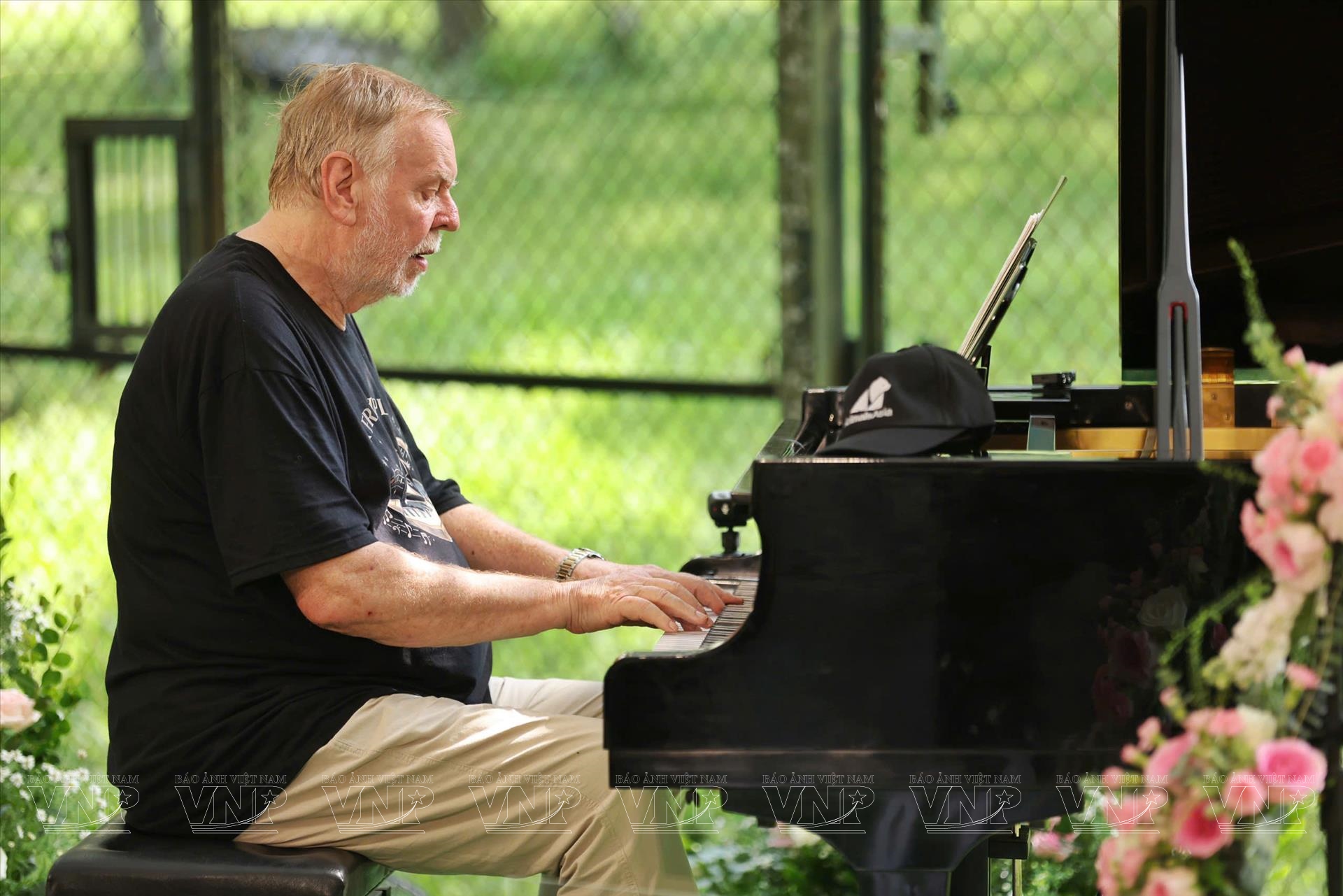 Au Vietnam, les notes salvatrices du pianiste Rick Wakeman apaisent des ours rescapés
