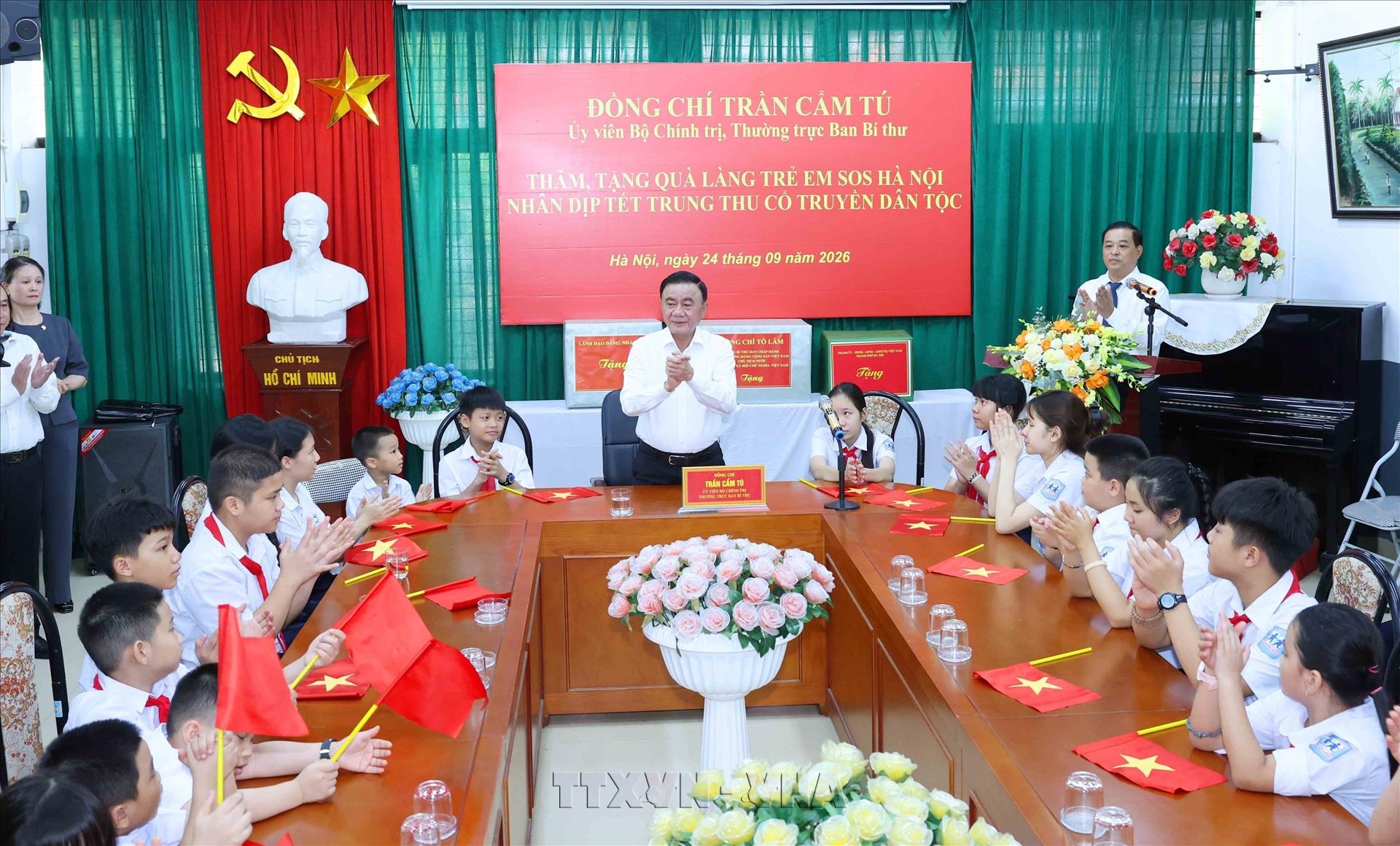 Thường trực Ban Bí thư Trần Cẩm Tú thăm và trao quà Trung thu tặng Làng trẻ em SOS Hà Nội