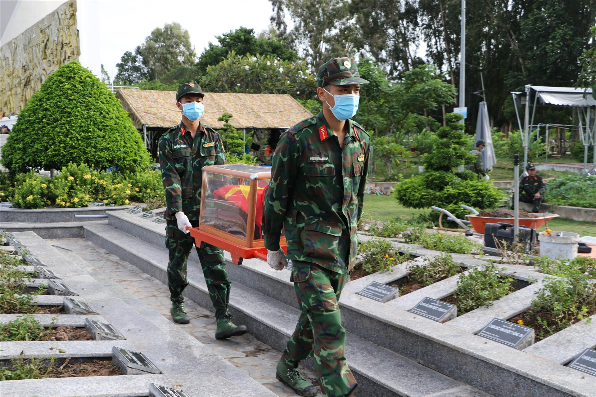 Đẩy nhanh tiến độ lấy mẫu hài cốt liệt sĩ, phấn đấu hoàn thành trong tháng 10