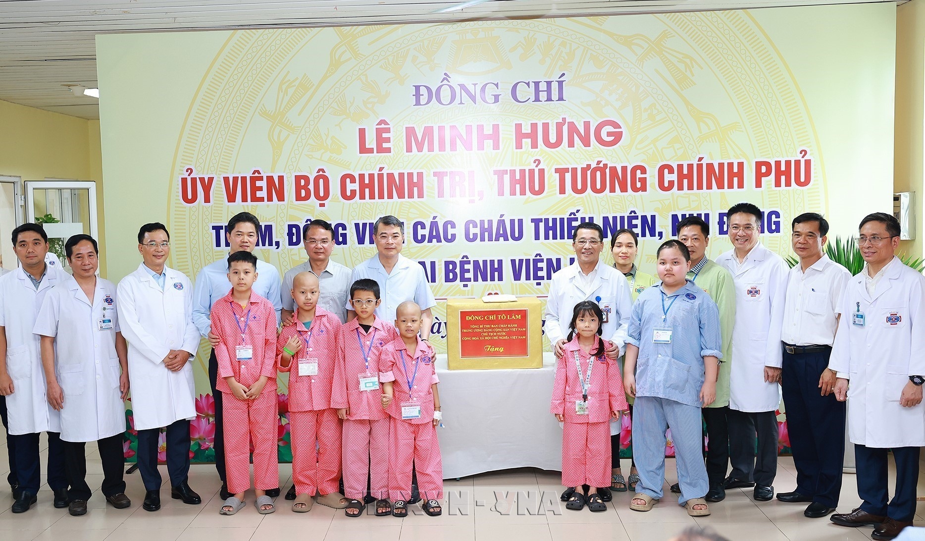 Thủ tướng Lê Minh Hưng thăm, tặng quà bệnh nhi tại Bệnh viện K Tân Triều