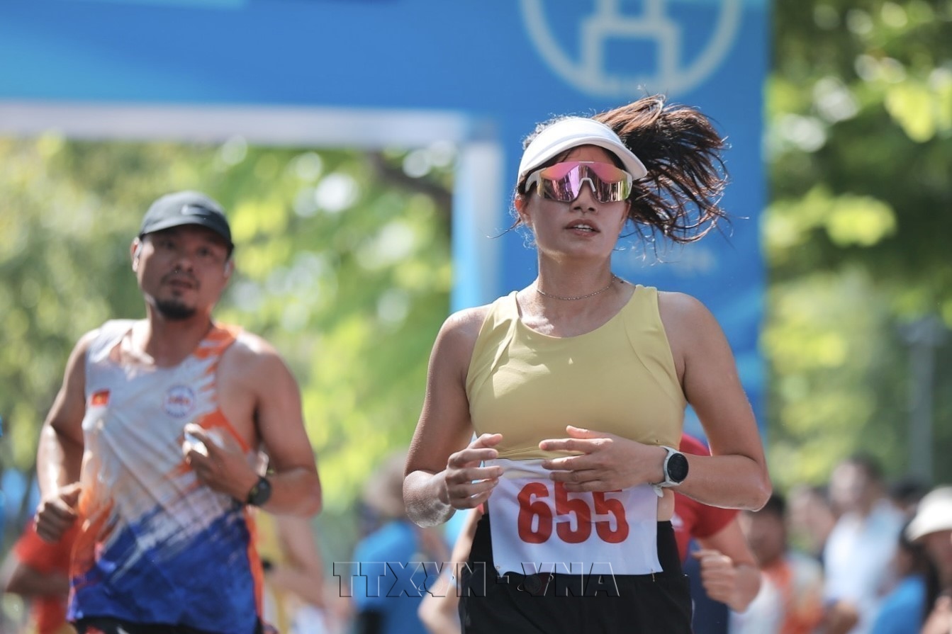 More Than 3,000 People Participate in Hanoimoi Newspaper Run for Peace