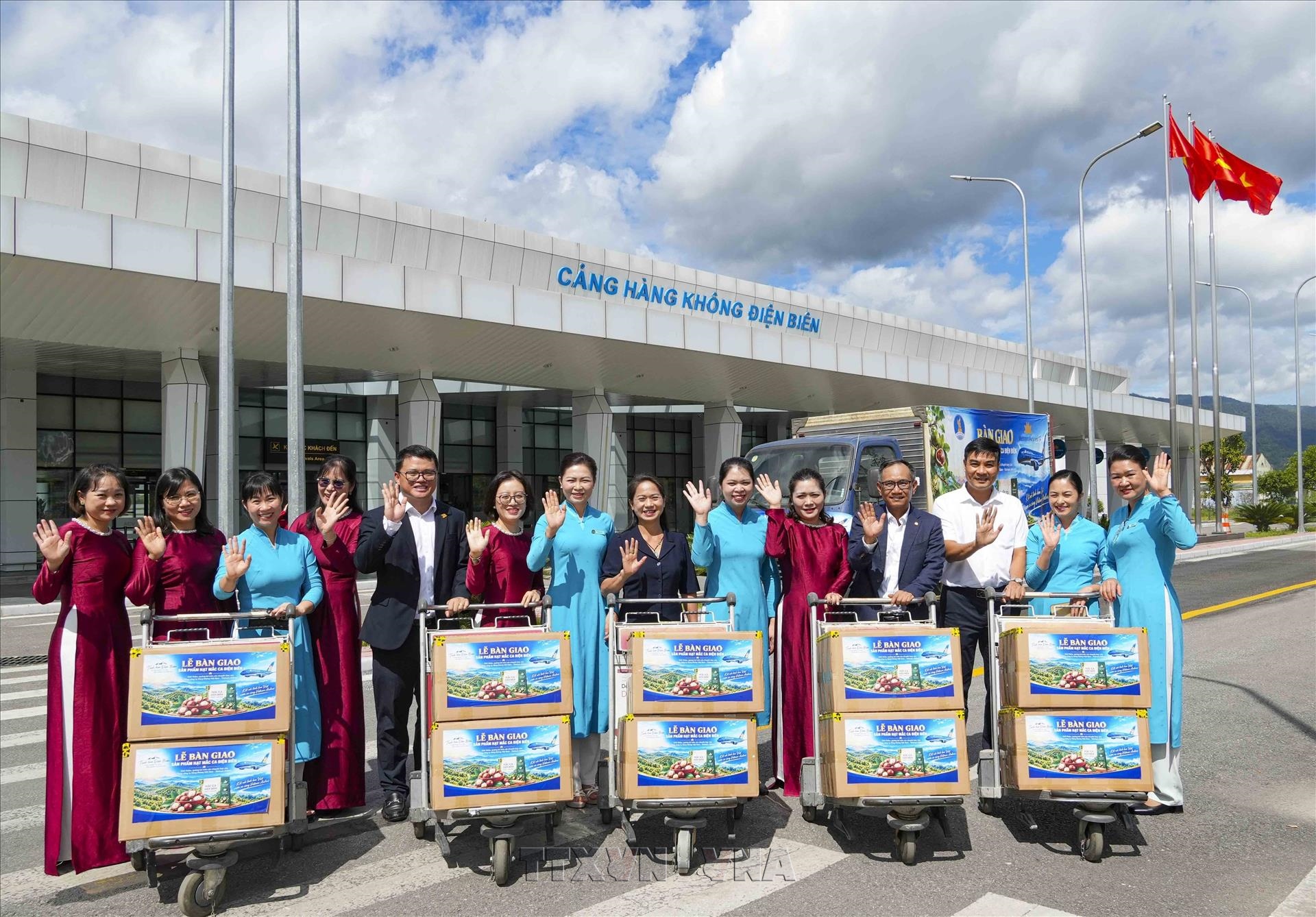 Quảng bá hạt mắc ca Điện Biên trên các chuyến bay của Vietnam Airlines