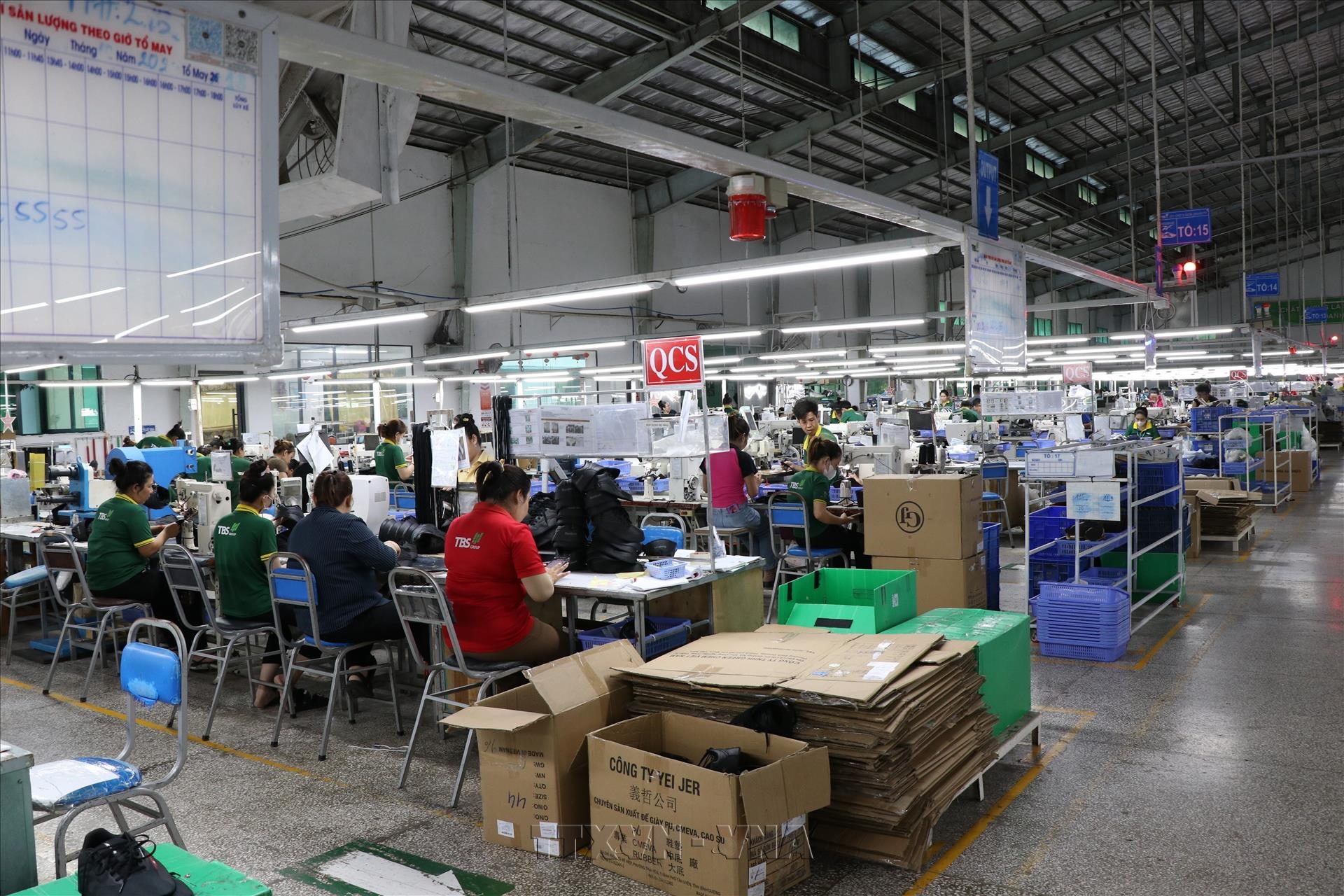 Vietnams manufacturing, labour market show positive signs