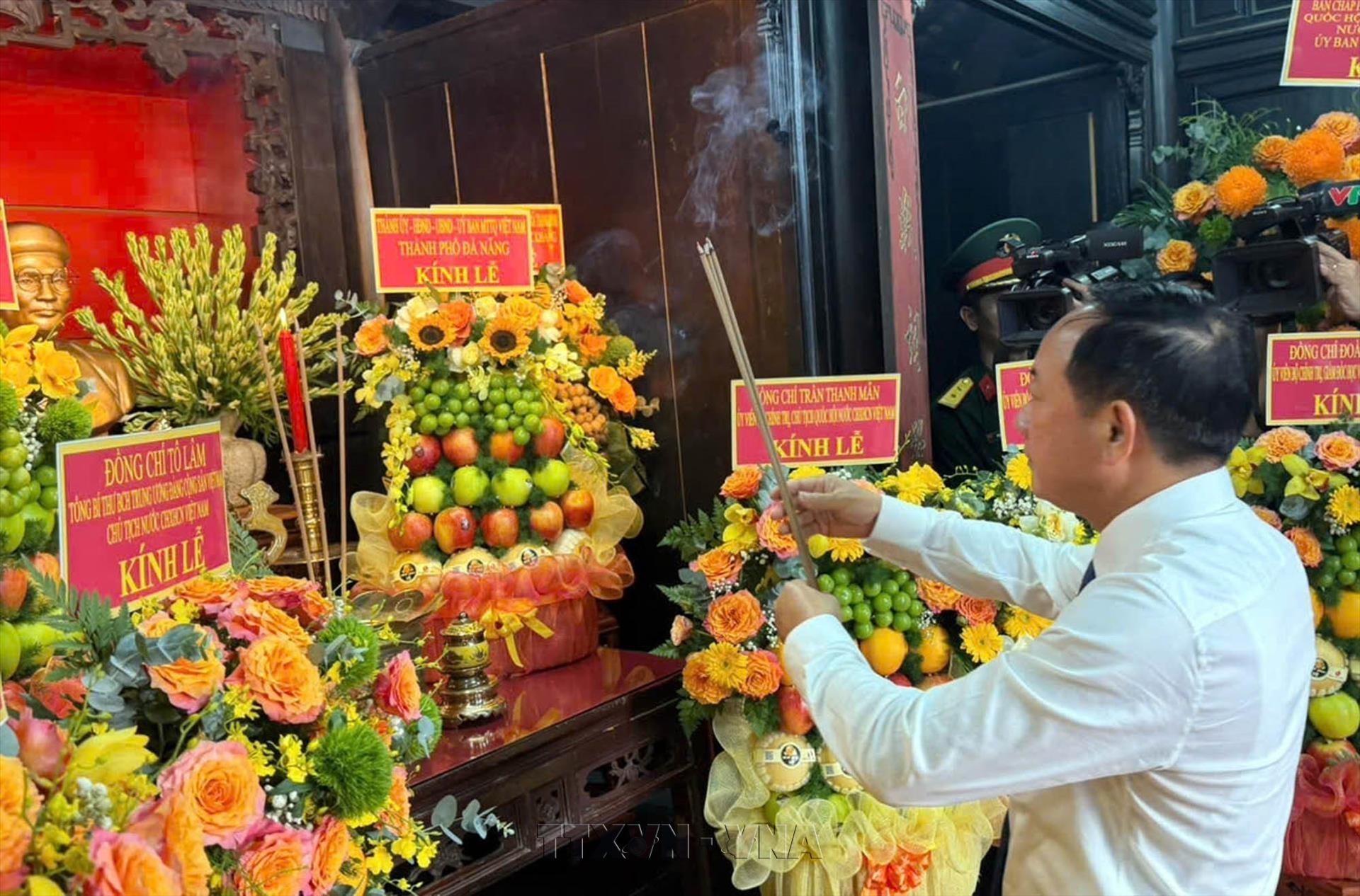 Trưởng Ban Tuyên giáo Trung ương dâng hương tại Nhà lưu niệm cụ Huỳnh Thúc Kháng