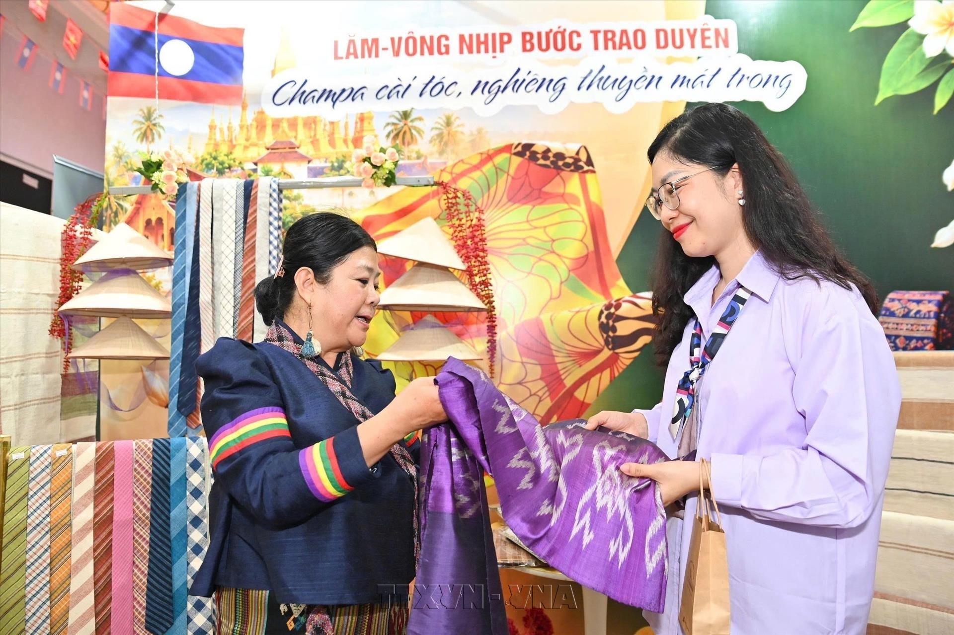 Giới thiệu sản phẩm Việt-Lào tại Hà Nội