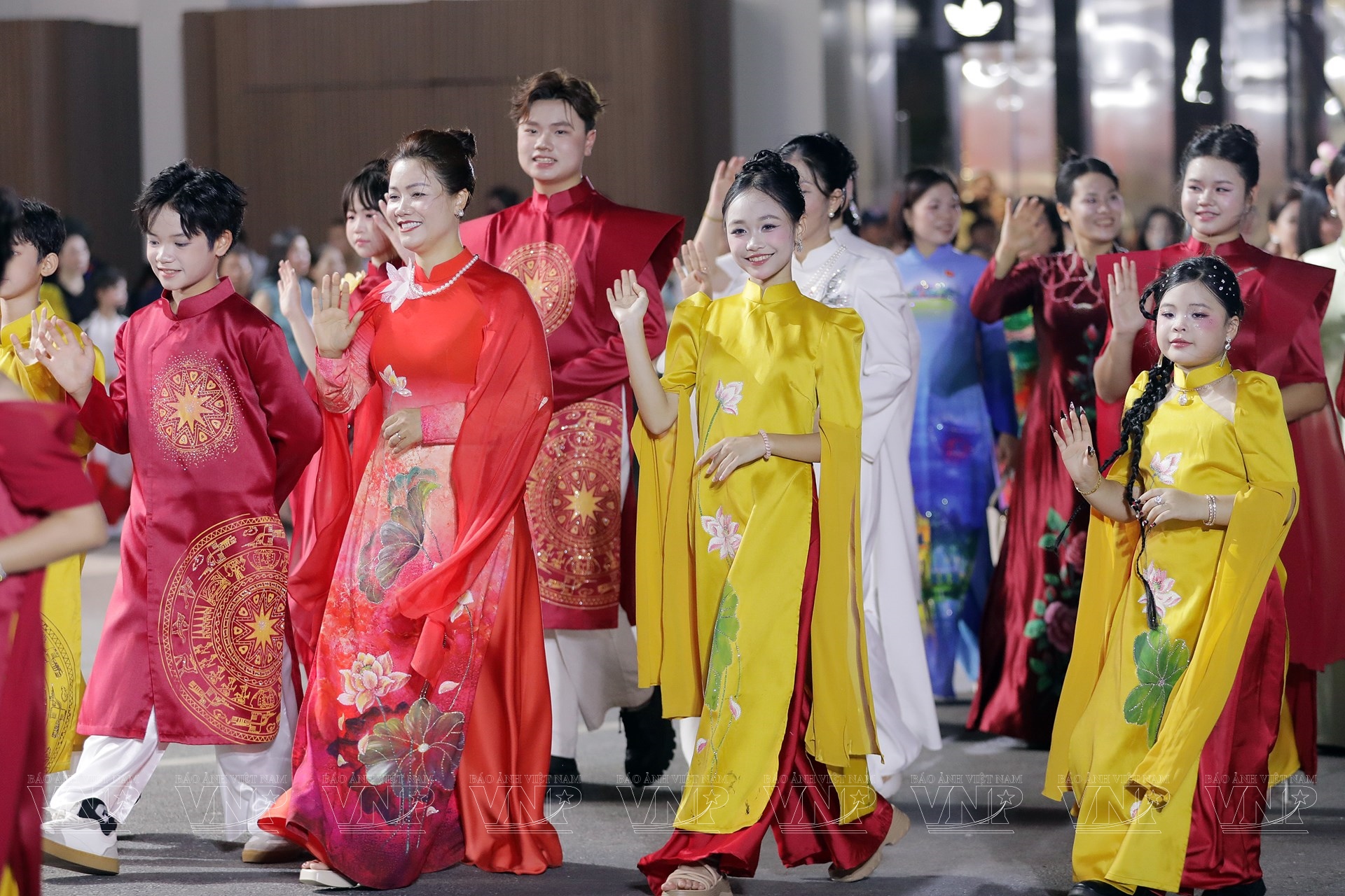 「五大陸の彩り」ハノイ・ホアンキエム湖に集う