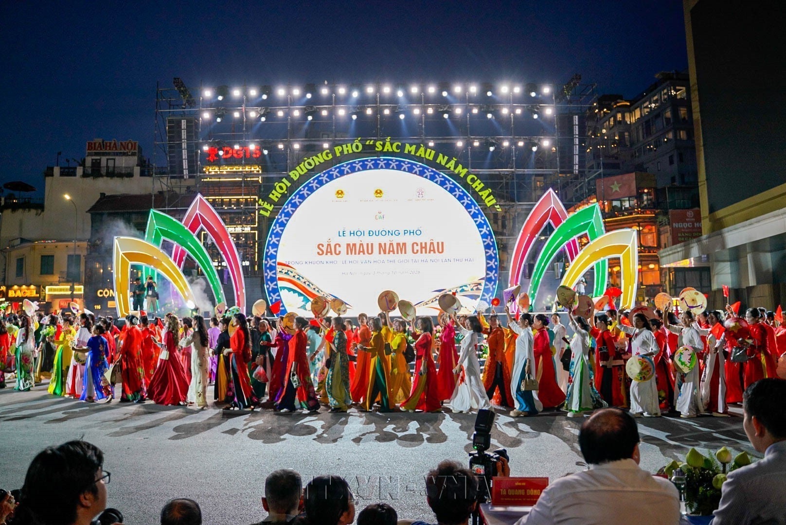 Rực rỡ Sắc màu năm châu tại Hà Nội