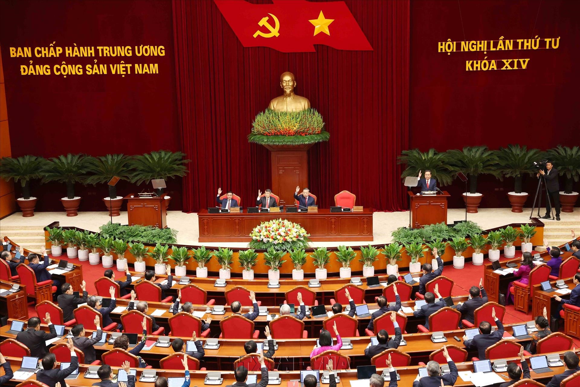 Khai mạc trọng thể Hội nghị lần thứ Tư Ban Chấp hành Trung ương Đảng khóa XIV