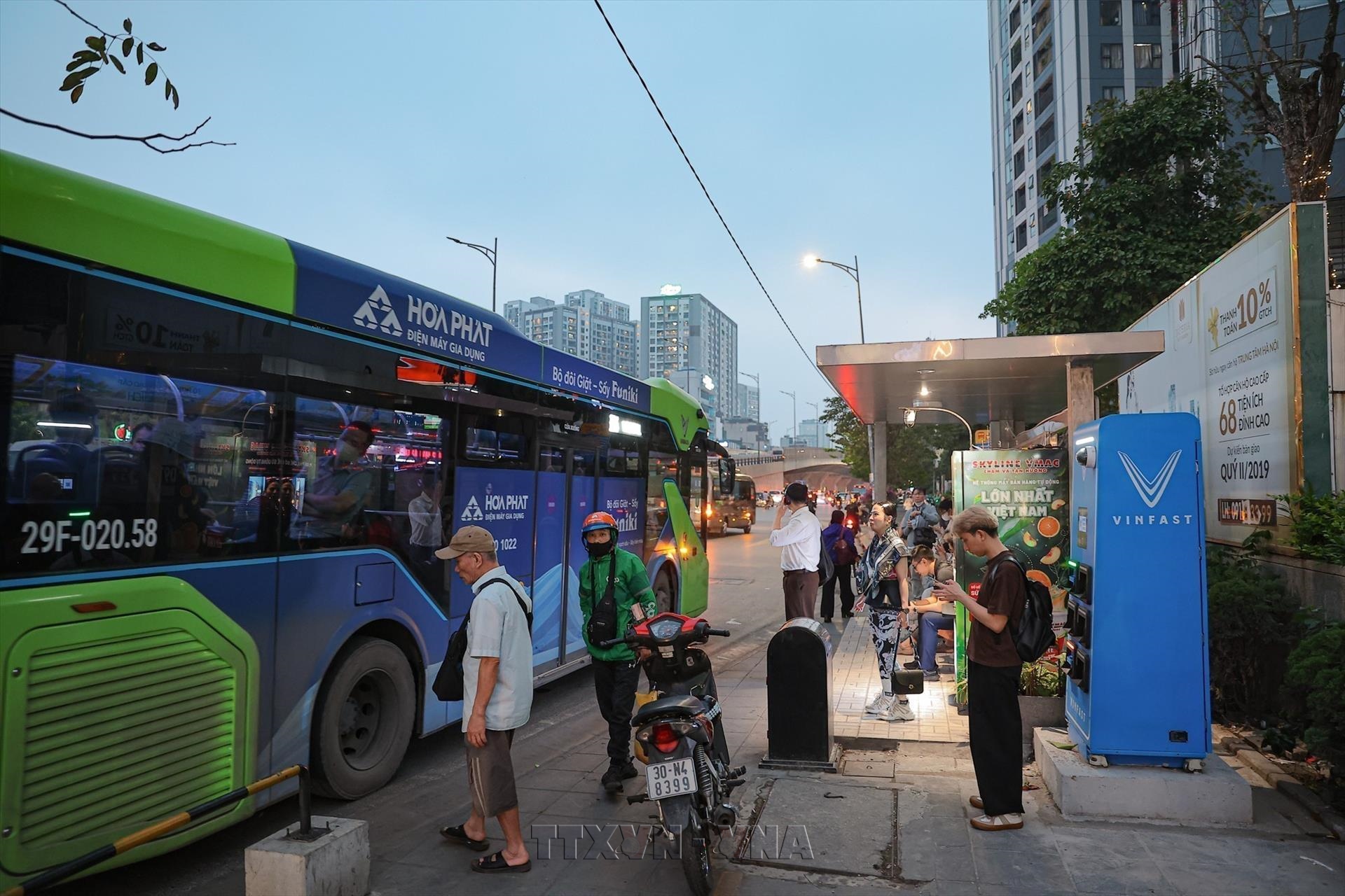 Hanoi adds electric buses on two more routes
