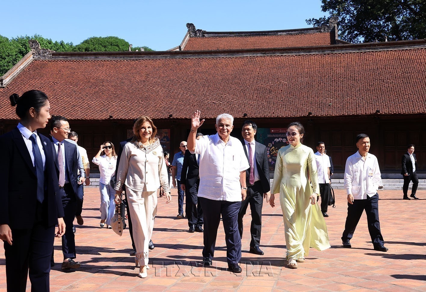 Panamanian President and Spouse Visit Van Mieu–Quoc Tu Giam