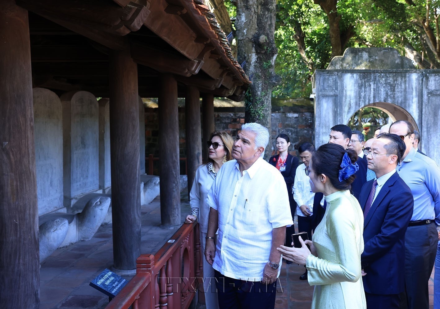 Le président panaméen et son épouse découvrent le Temple de la Littérature