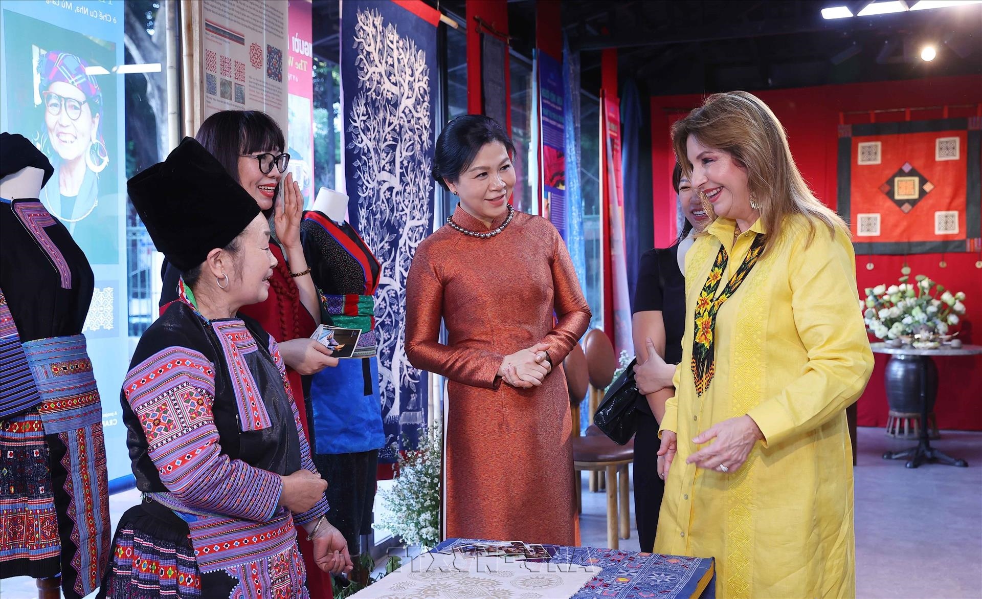 Les épouses du dirigeant Tô Lâm et du président panaméen découvrent la richesse culturelle du Vietnam