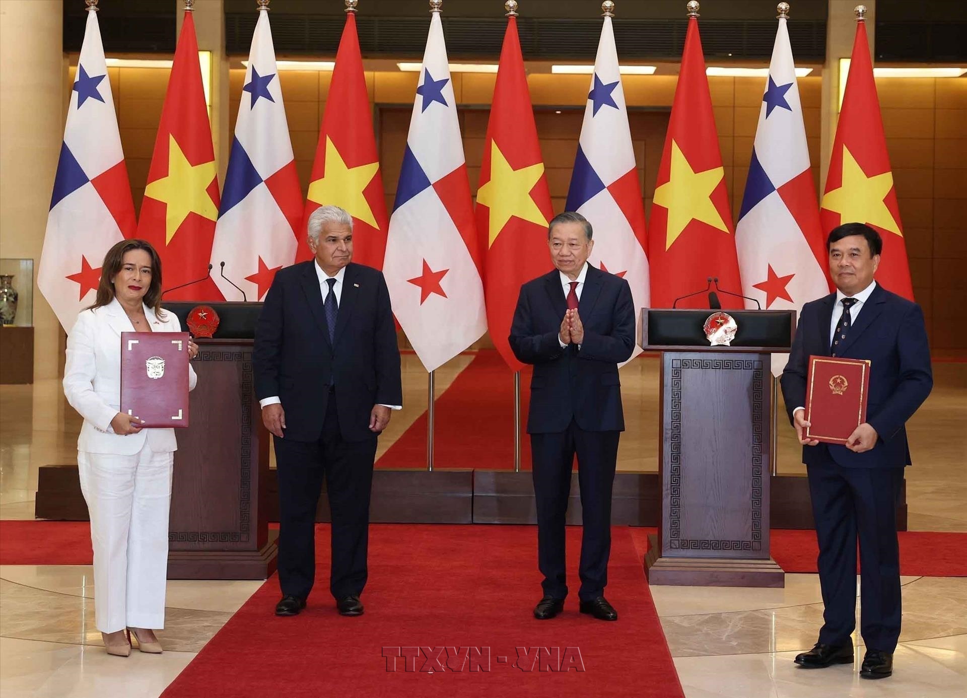 Vietnam, Panama exchange cooperation documents witnessed by top leaders